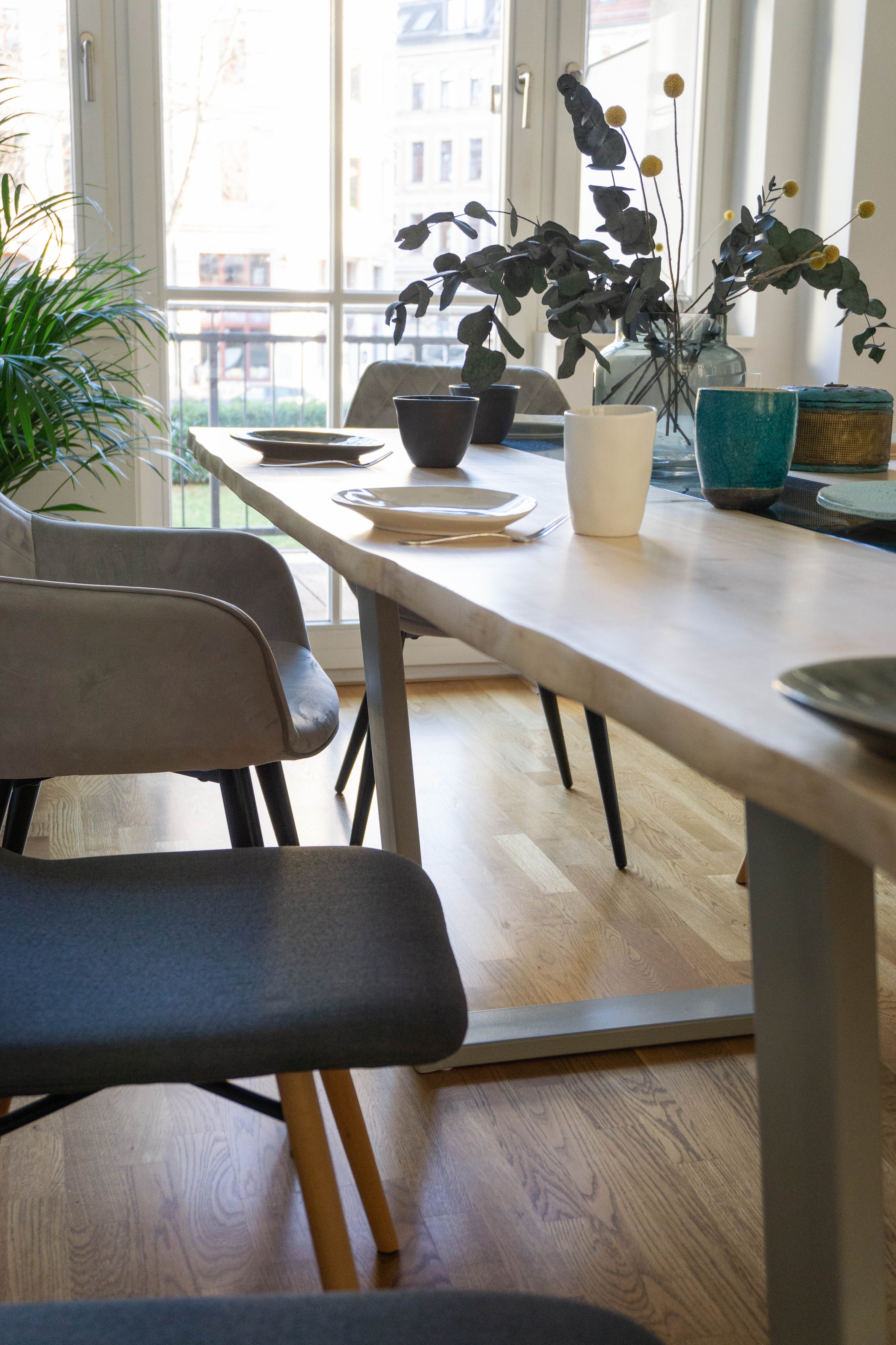 Esstisch aus massivem Ahornholz mit marineblauem Sicherheitsglas und weißem Stahlgestell