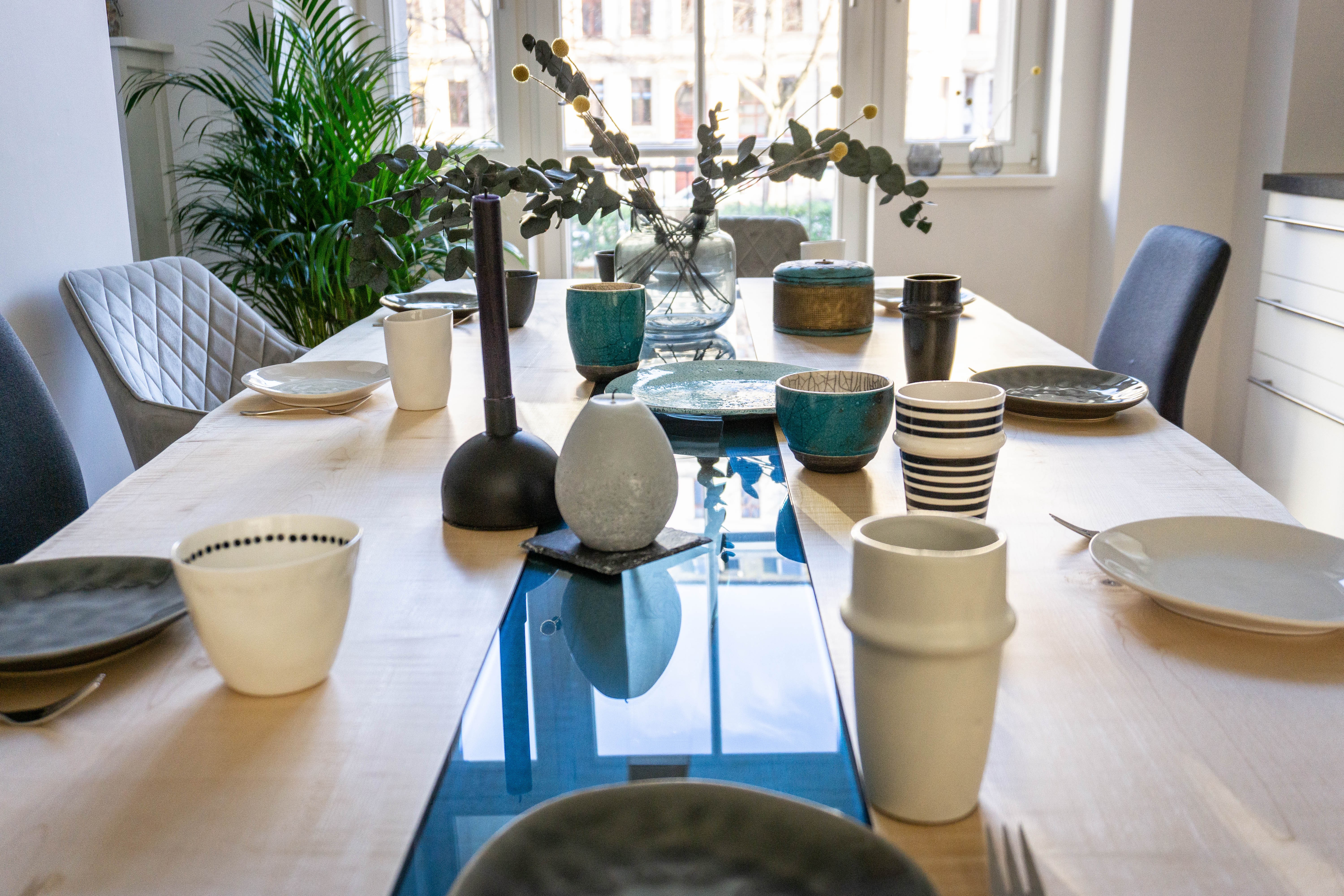 Massiver Esstisch aus Ahorn mit feiner Holzstruktur und stabilem Stahlgestell