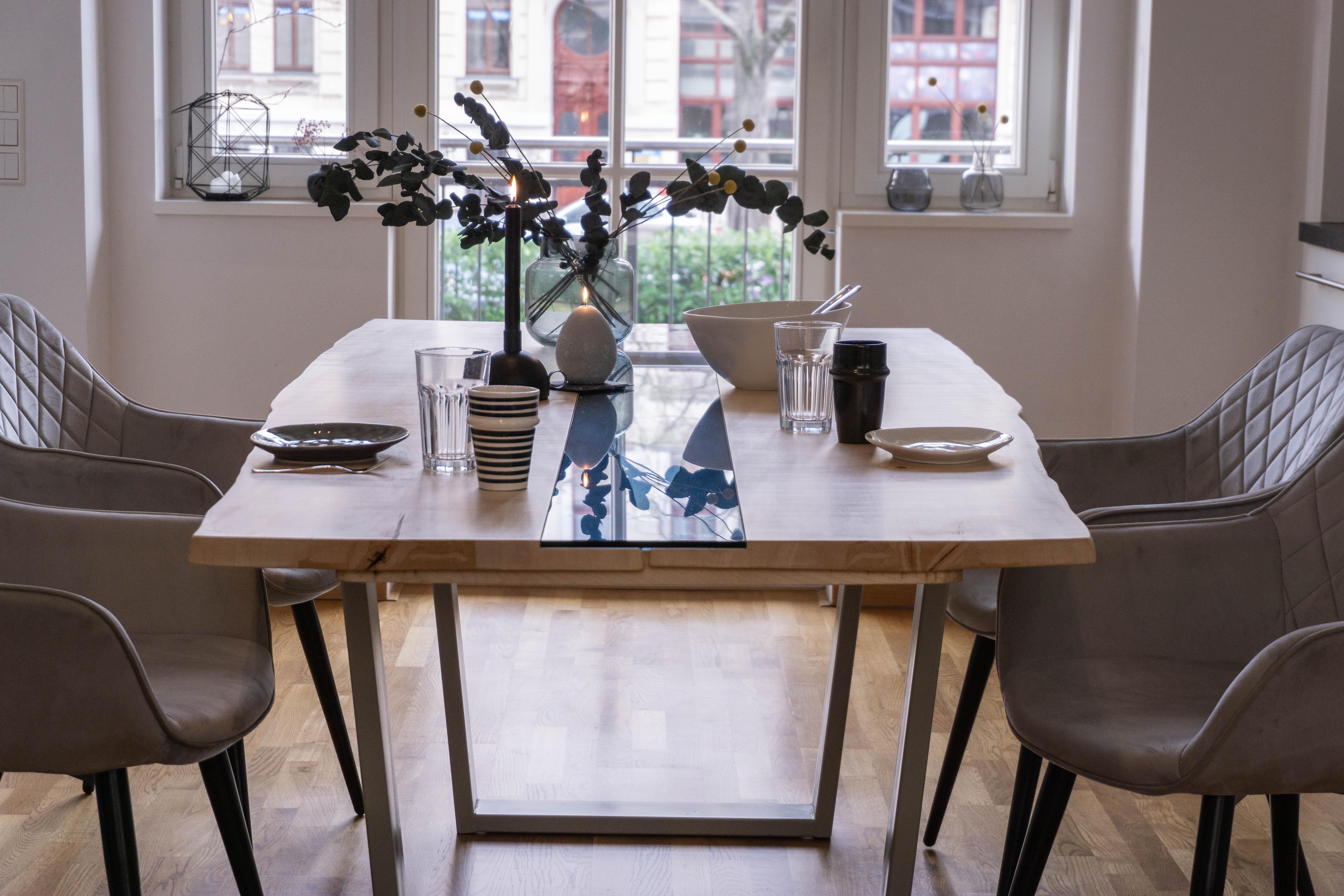 Detailansicht der Ahornholzplatte mit feiner Maserung und integriertem Sicherheitsglas