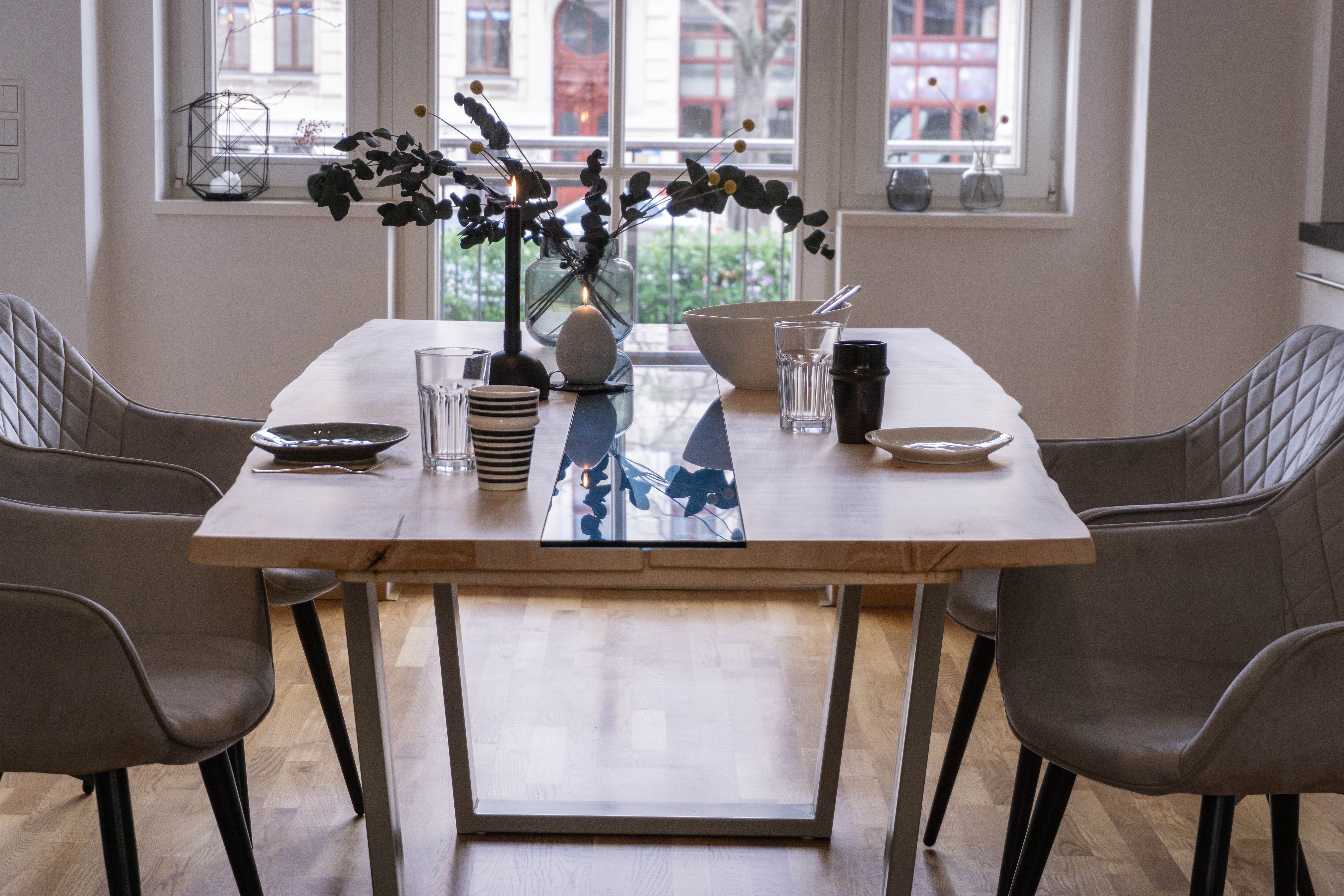 Detailansicht der Ahornholzplatte mit feiner Maserung und integriertem Sicherheitsglas