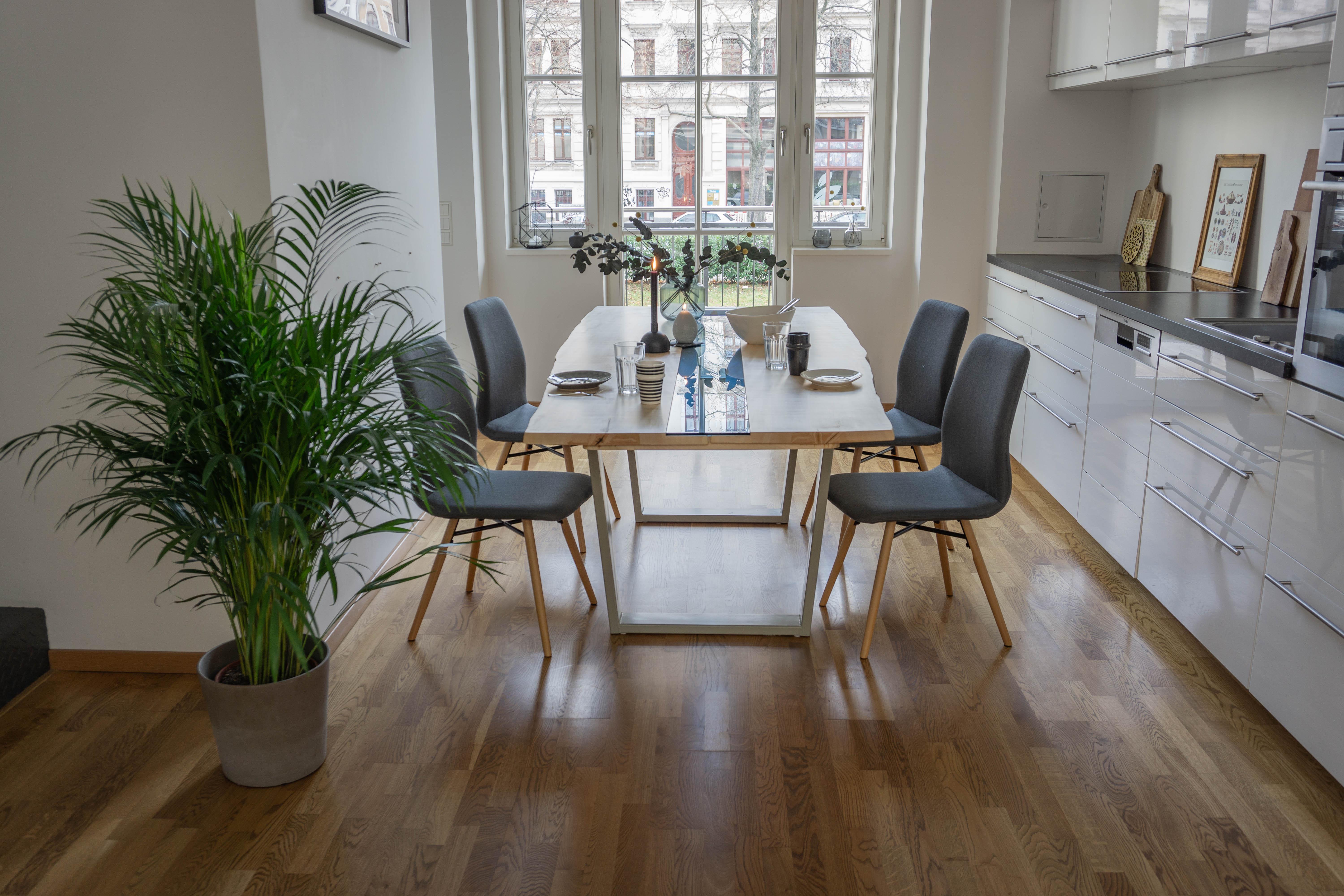 Seitliche Perspektive des Ahorn-Esstisches mit weißem Stahlgestell