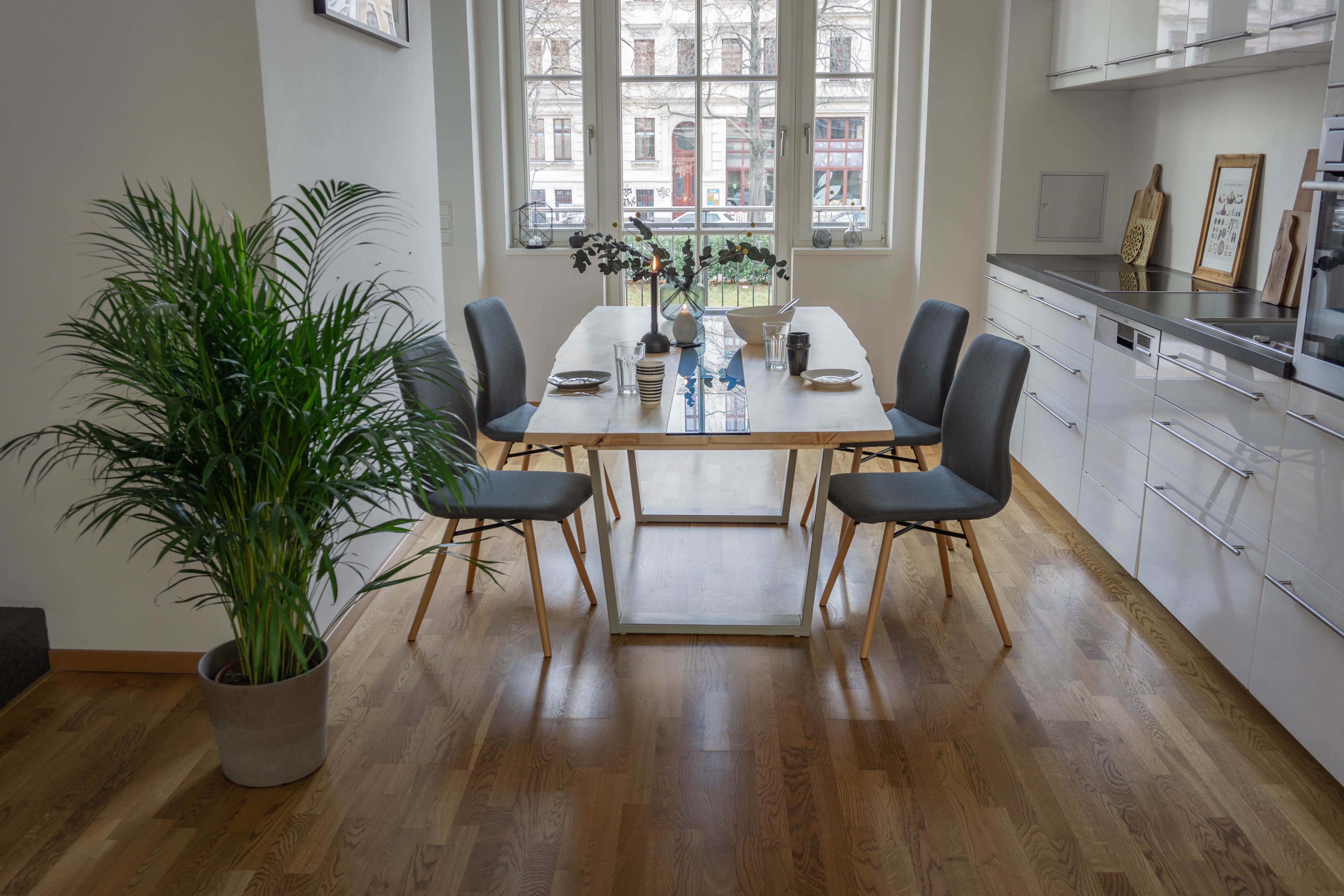 Seitliche Perspektive des Ahorn-Esstisches mit weißem Stahlgestell