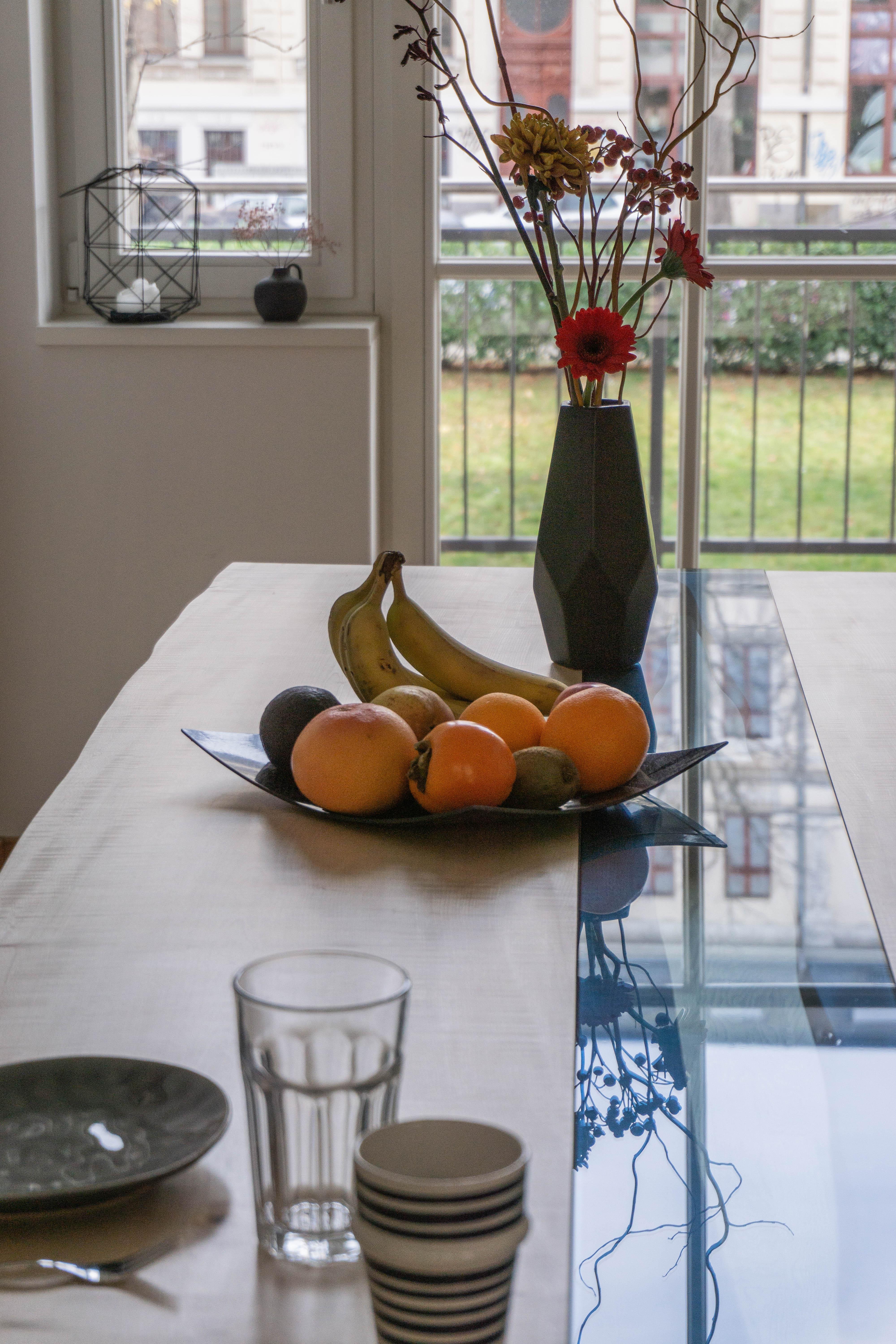 Massivholz-Esstisch aus Ahorn mit hellem Holzbild und blauem Glaseinsatz