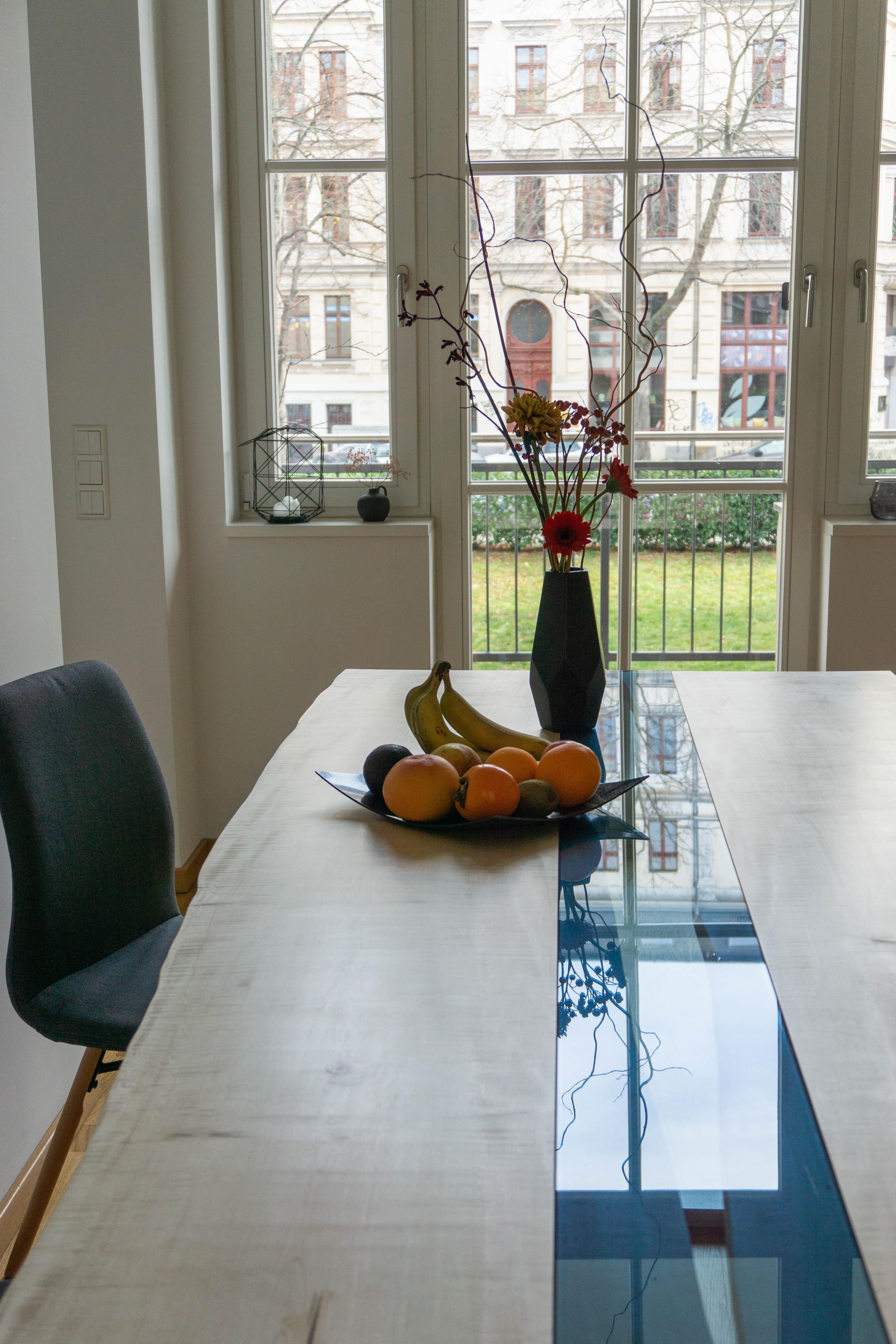 Nahaufnahme der feinen Maserung der Ahornplatte des Esstisches