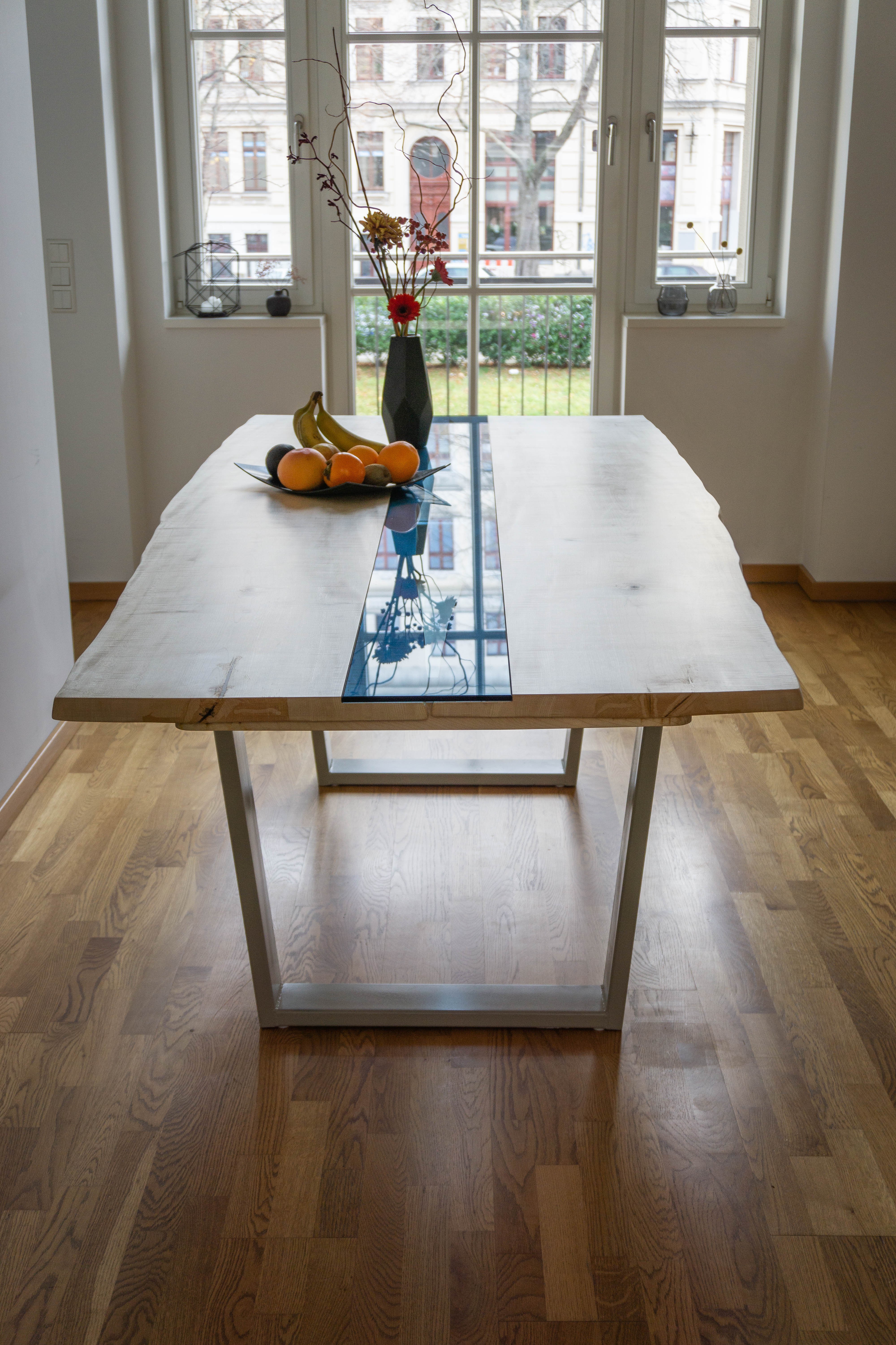 Ahorn-Esstisch mit modernem Design und kontrastierendem Sicherheitsglas