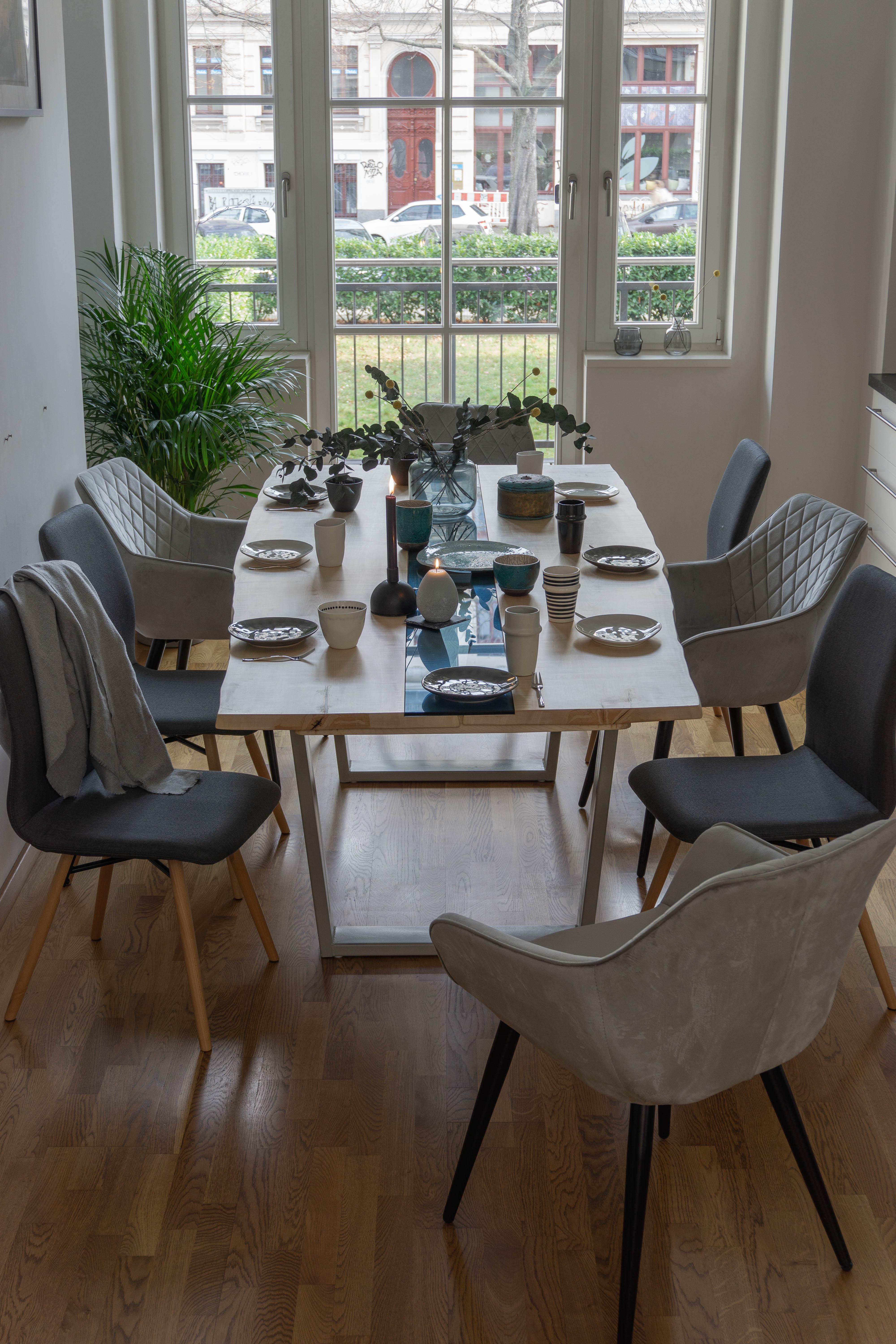 Perspektivische Ansicht des hellen Ahorn-Esstisches mit weißem Untergestell