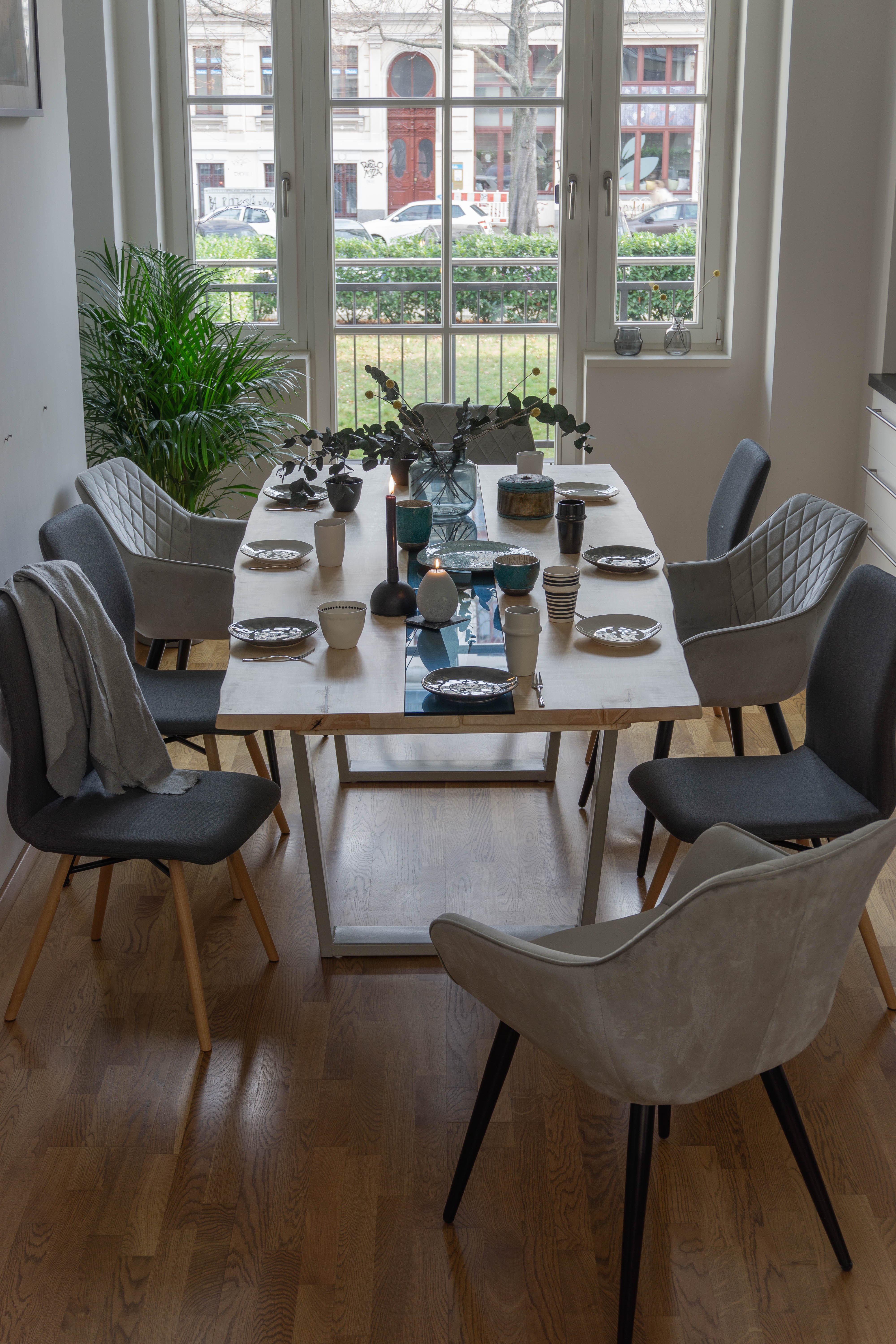 Perspektivische Ansicht des hellen Ahorn-Esstisches mit weißem Untergestell