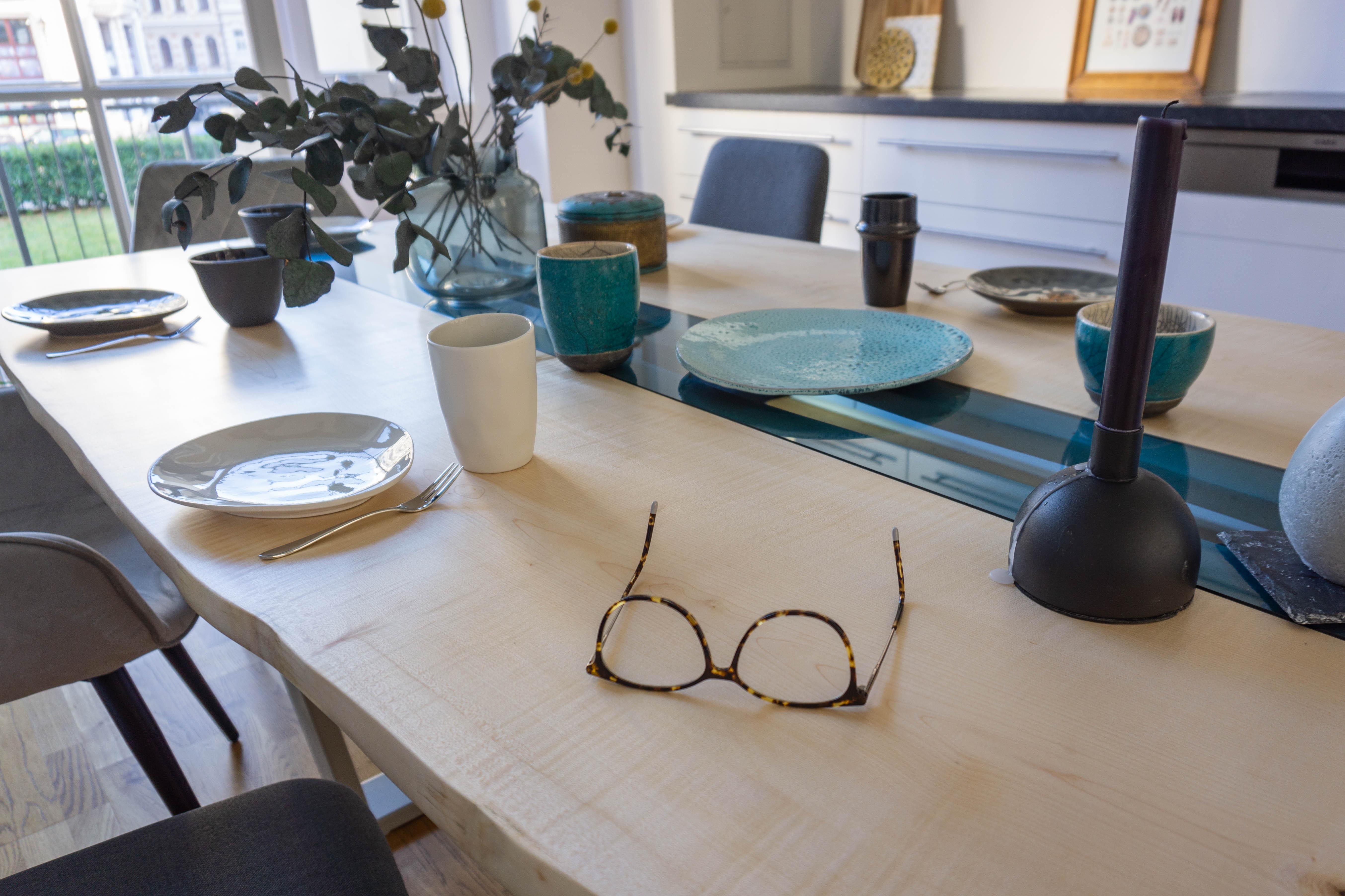 Esstisch aus Ahornholz mit harmonischer Kombination aus Holz, Stahl und Glas