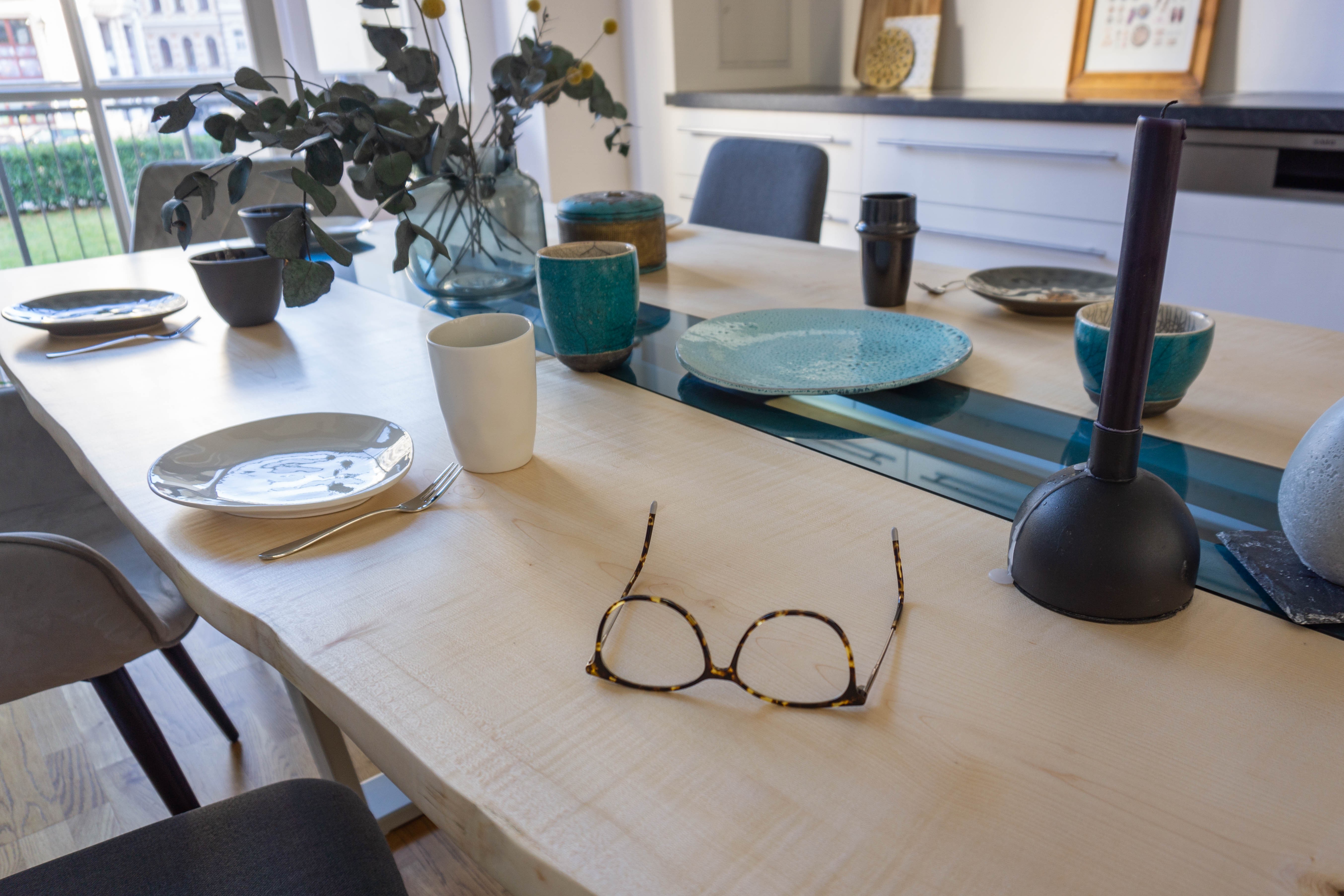 Esstisch aus Ahornholz mit harmonischer Kombination aus Holz, Stahl und Glas