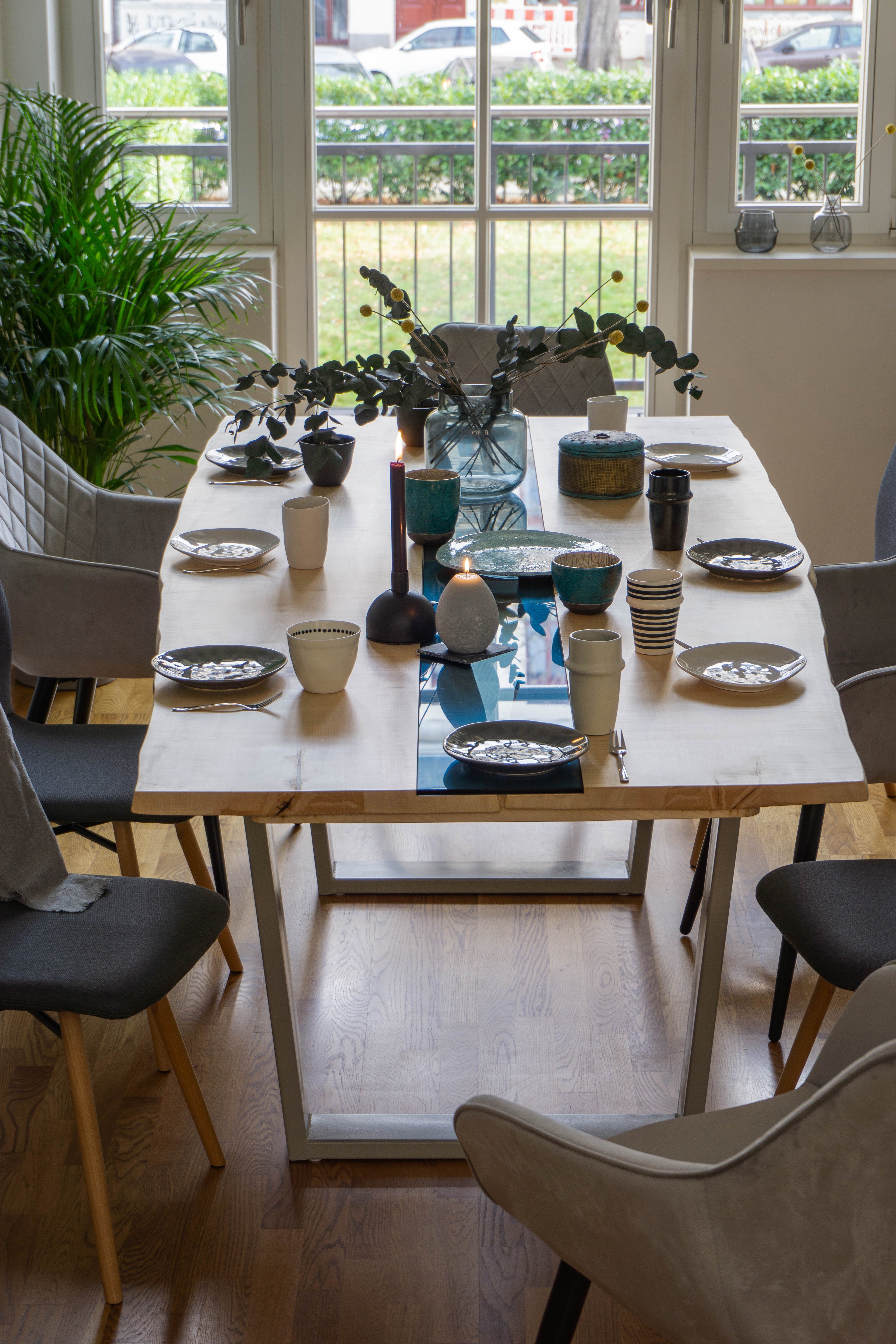 Handgefertigter Ahorntisch aus Massivholz mit natürlicher Maserung. Individuell geplant und maßgefertigt.