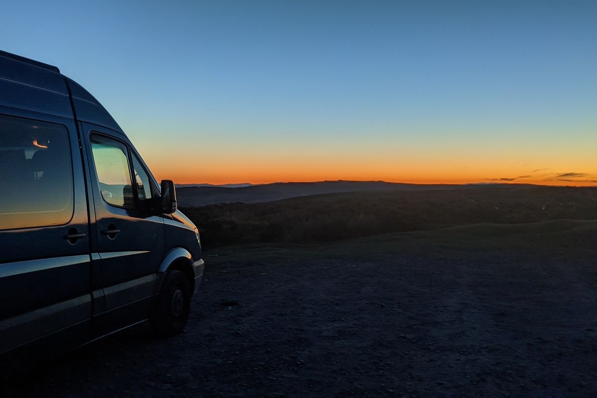 Camperausbau im Wald - Individueller Van-Ausbau für Abenteuer in der Natur. Handgefertigte Einrichtung aus hochwertigem Holz.