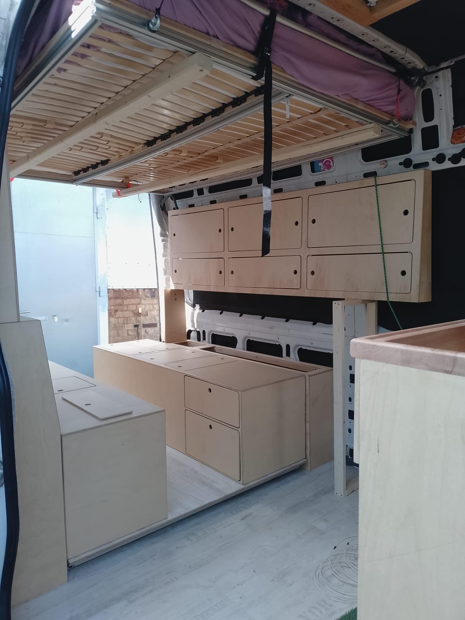 VW Crafter Camperausbau mit handgefertigter Einrichtung aus Multiplex. Individuell geplant und maßgefertigt.