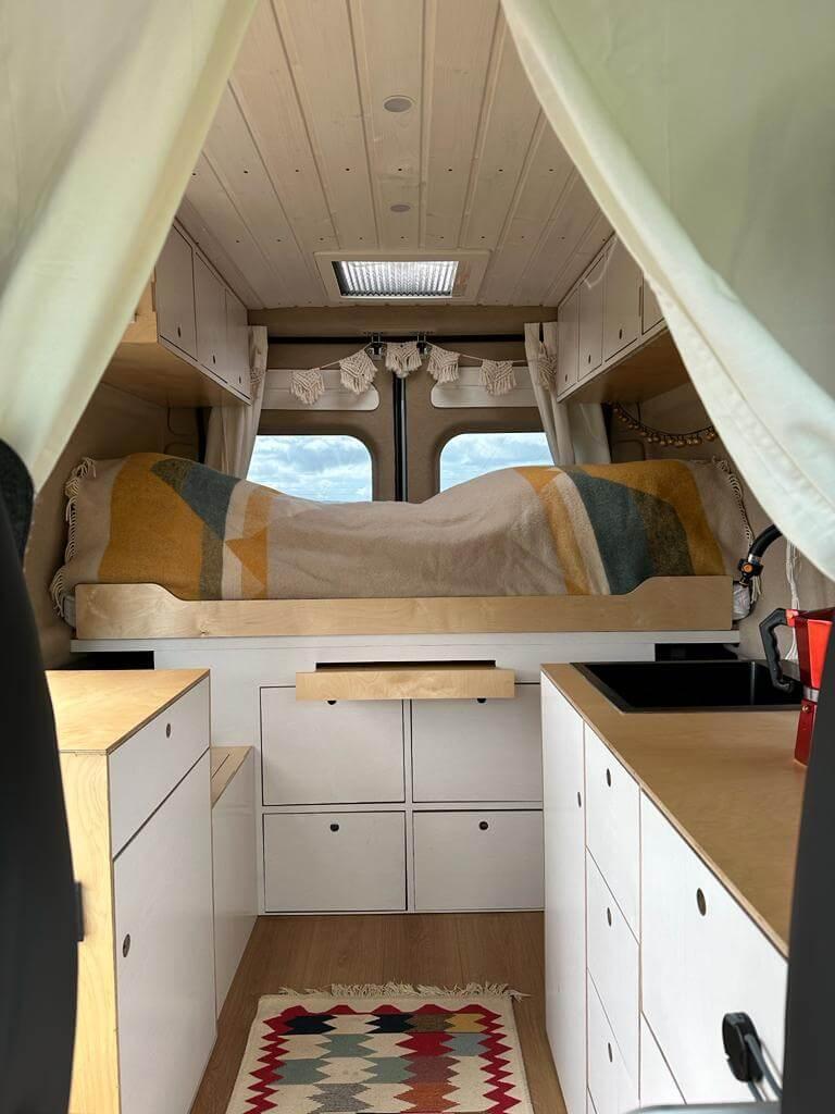 Innenausbau eines Campers mit handgefertigter Einrichtung aus Multiplex. Maßgeschneiderte Lösung für Wohnmobil.