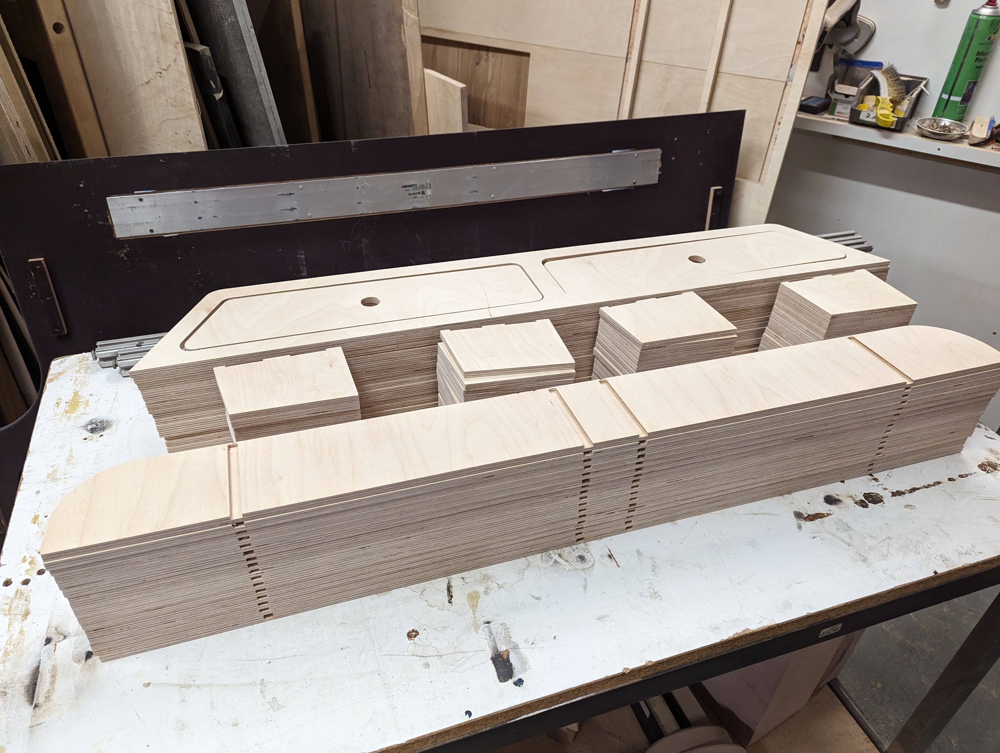 CNC-gefräste Einzelteile für einen Campervan-Trittstufeneinsatz. Präzise Fertigung für den individuellen Camperausbau.