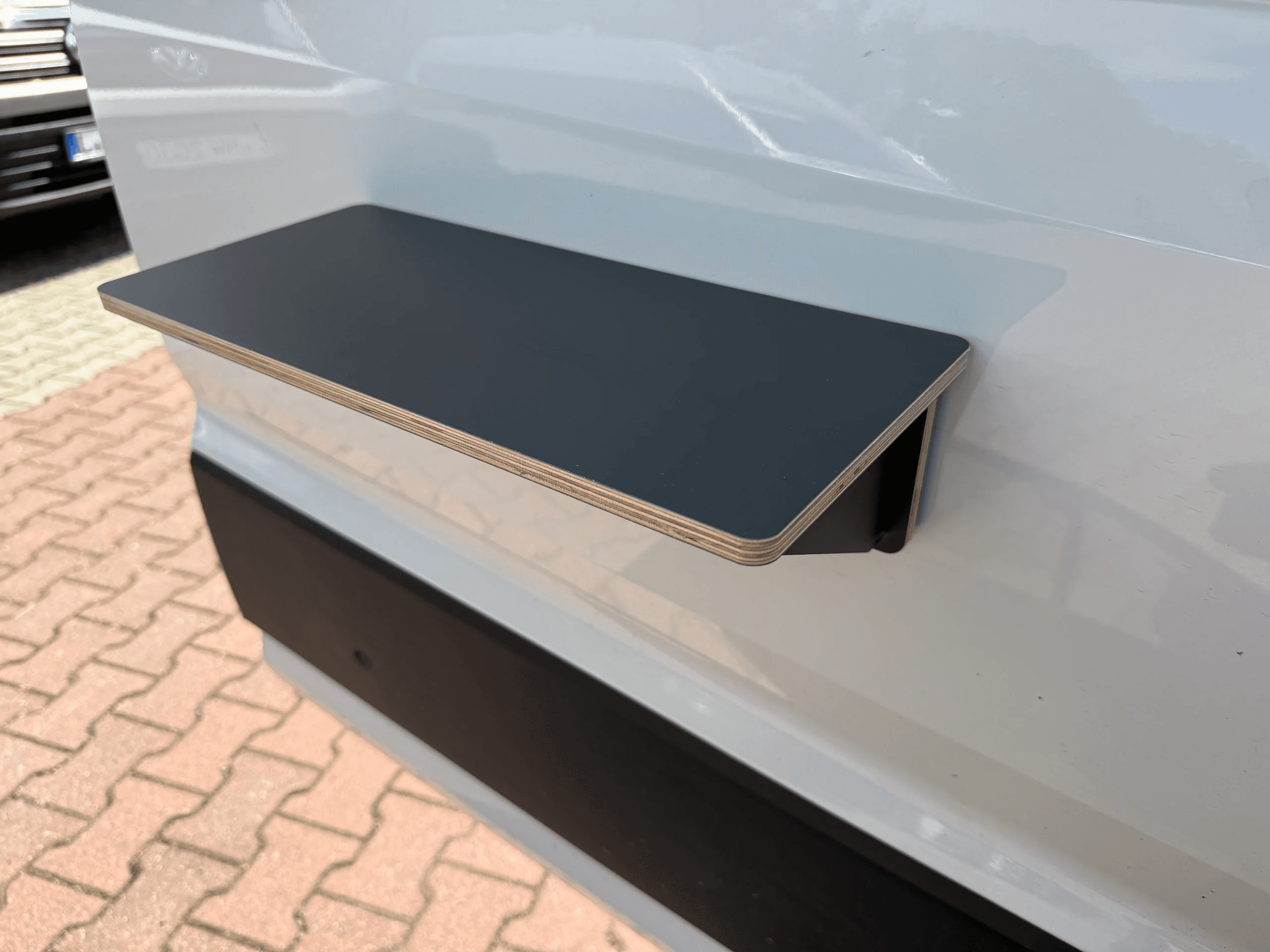 Magnetisches Außenregal aus Multiplex zur Befestigung am Campervan