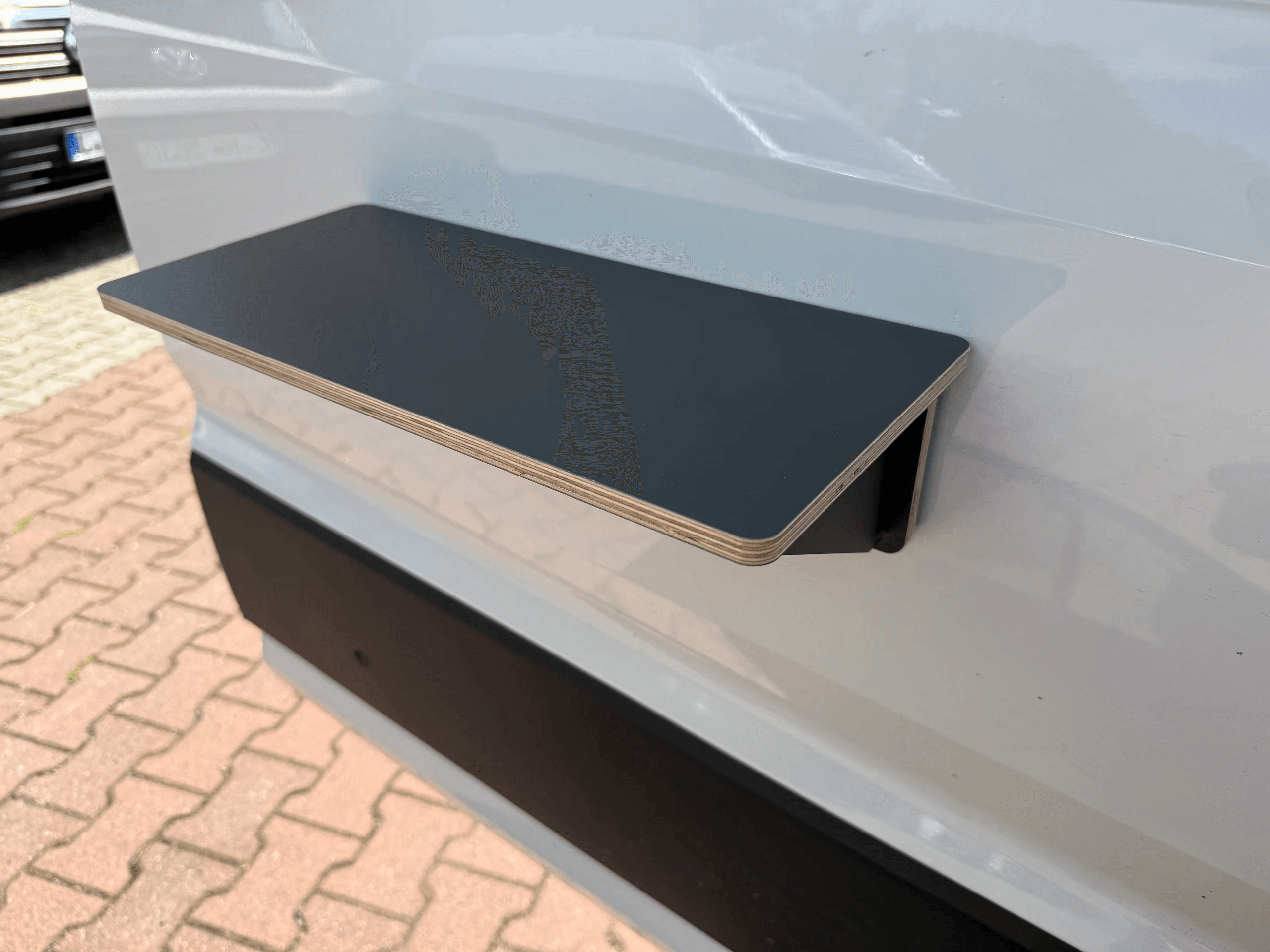 Magnetisches Außenregal aus Multiplex zur Befestigung am Campervan