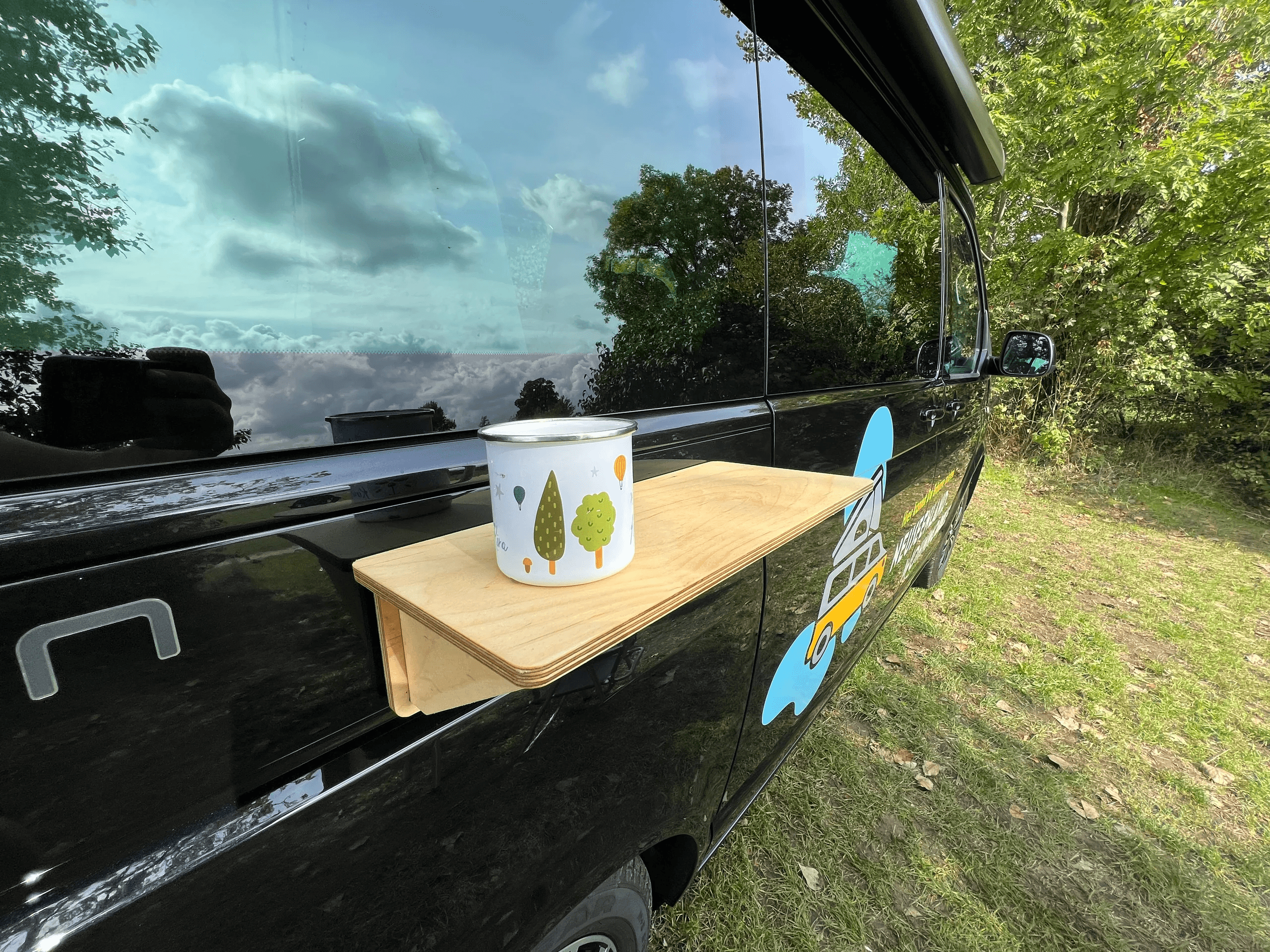 Seitliche Ansicht eines magnetischen Multiplex-Außenregals für Campervans