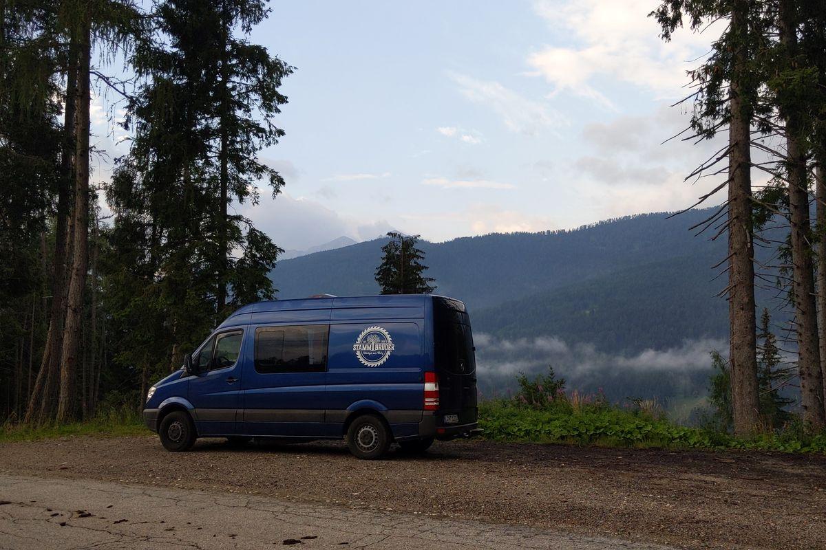 Mercedes Sprinter Campingbus in Blau mit handgefertigter Einrichtung. Familiencamper als Unikat.