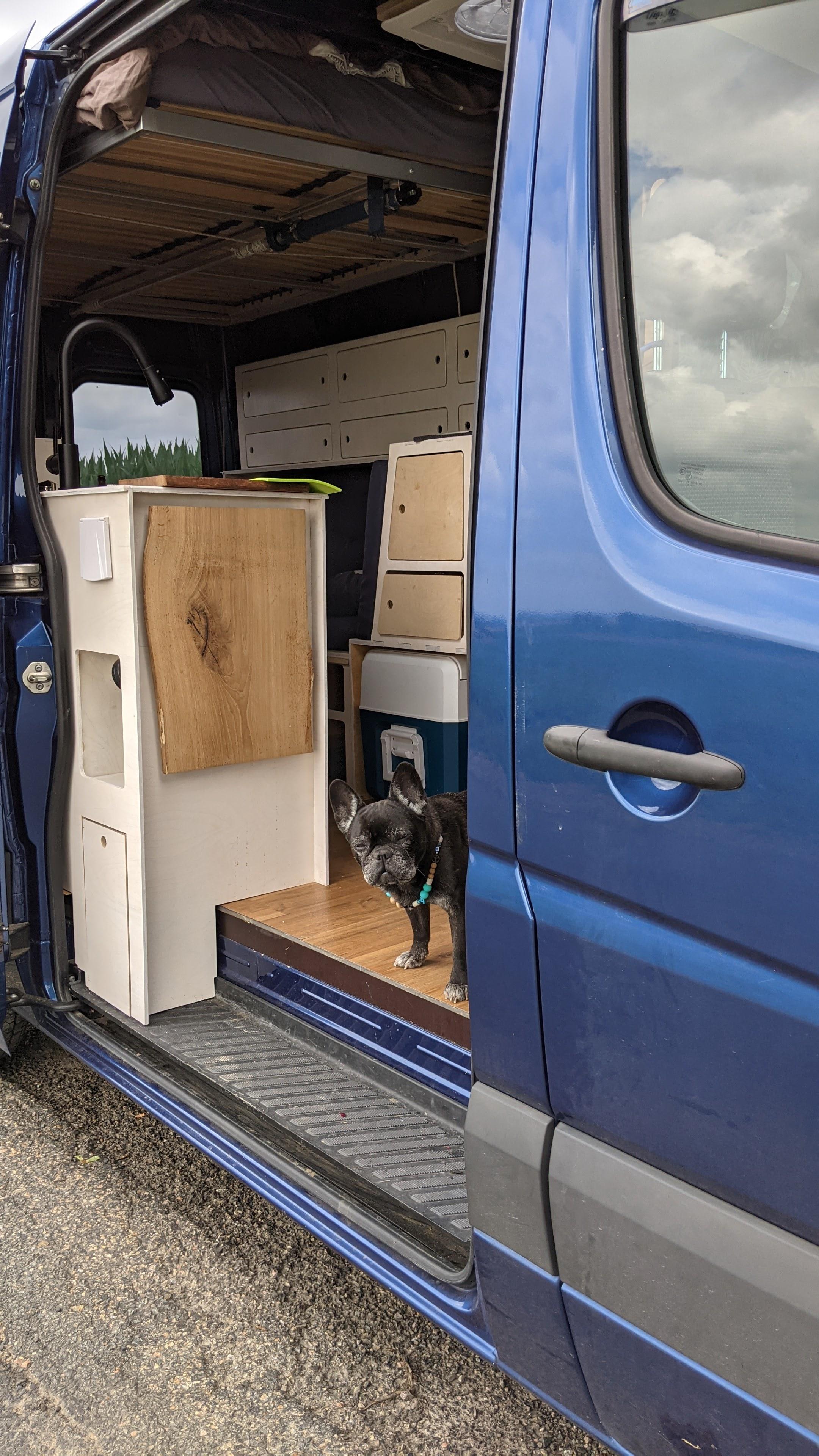 Innenausbau des Mercedes Sprinter Campingbus mit handgefertigter Einrichtung. Familiencamper als Unikat.