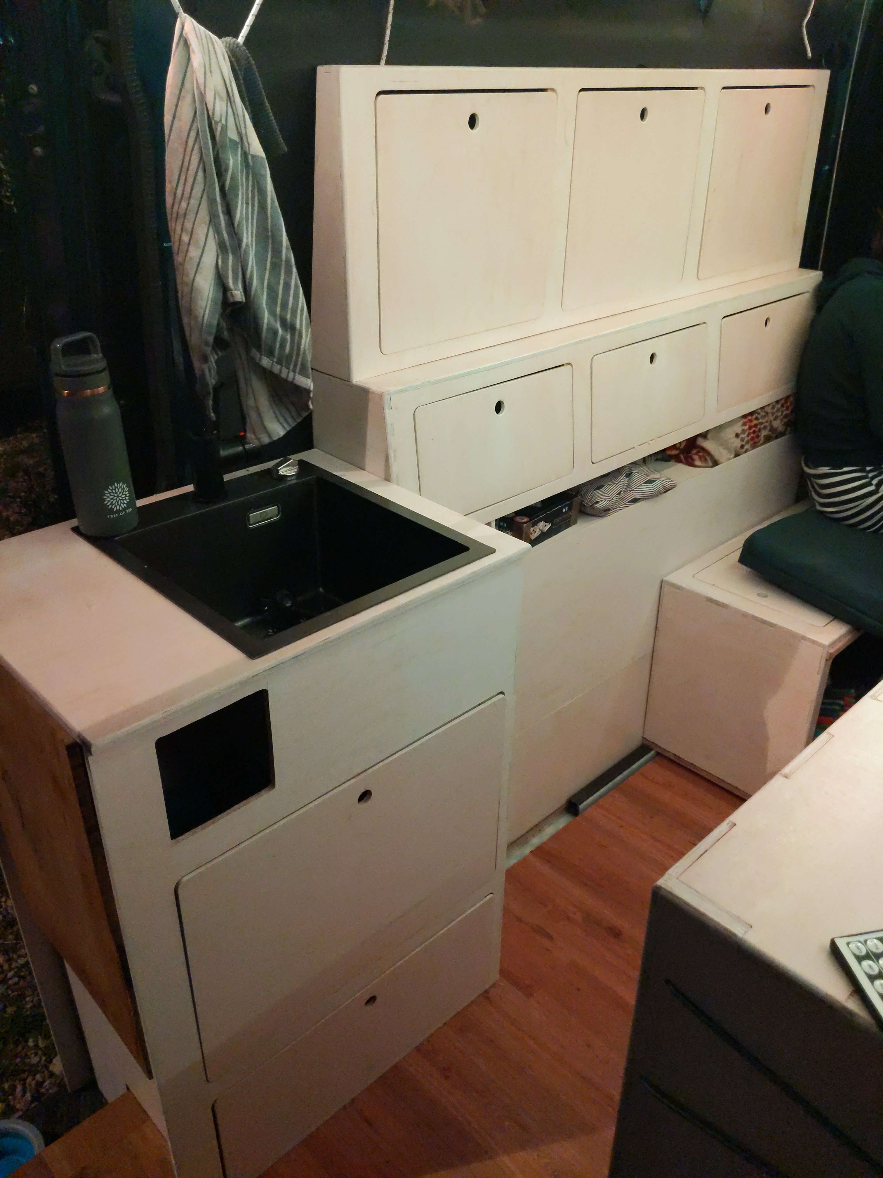 Innenausbau des Mercedes Sprinter Campingbus mit handgefertigter Einrichtung. Familiencamper als Unikat.