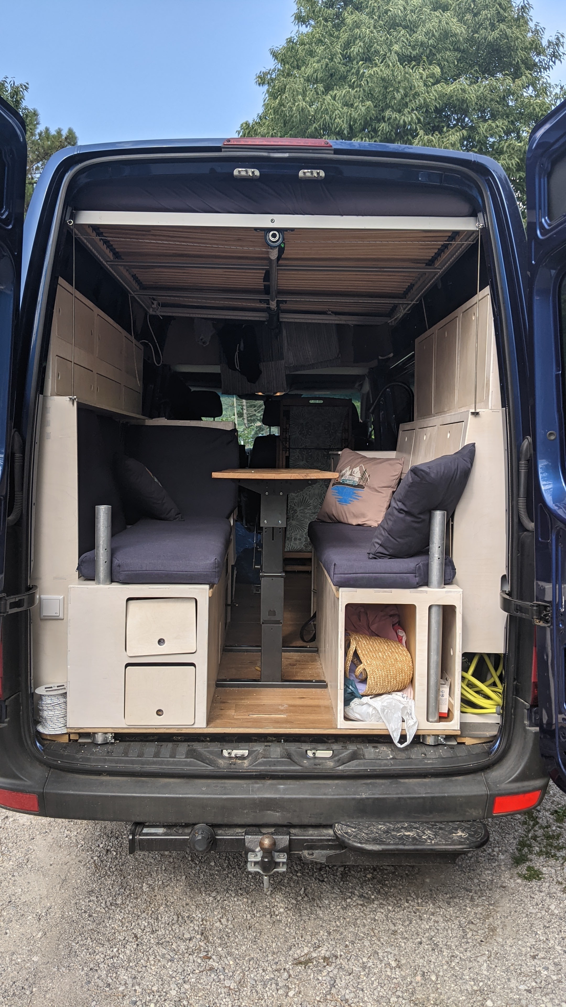 Detailansicht des Mercedes Sprinter Campingbus mit handgefertigter Einrichtung. Familiencamper als Unikat.