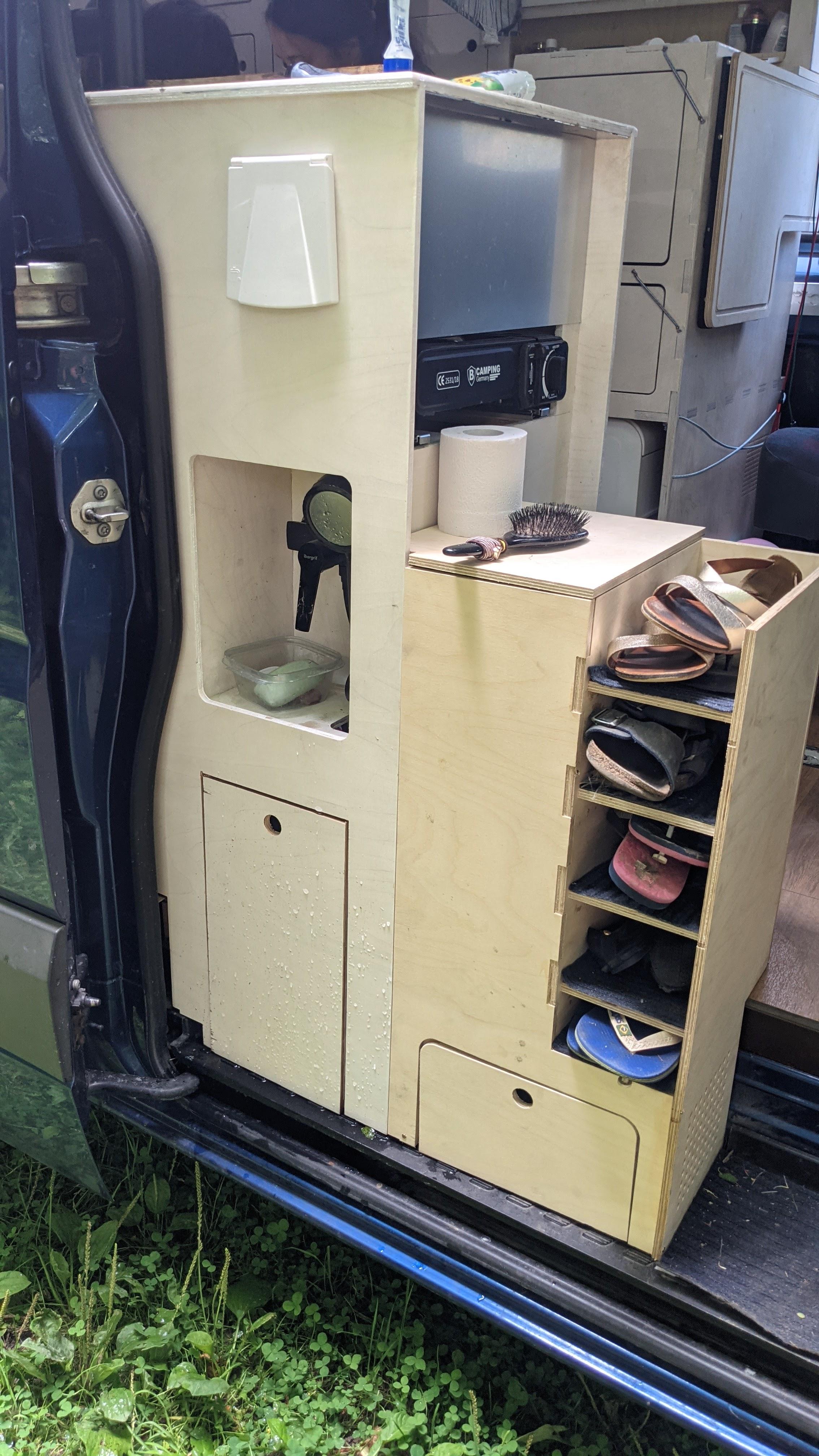 Detailansicht des Mercedes Sprinter Campingbus mit handgefertigter Einrichtung. Familiencamper als Unikat.