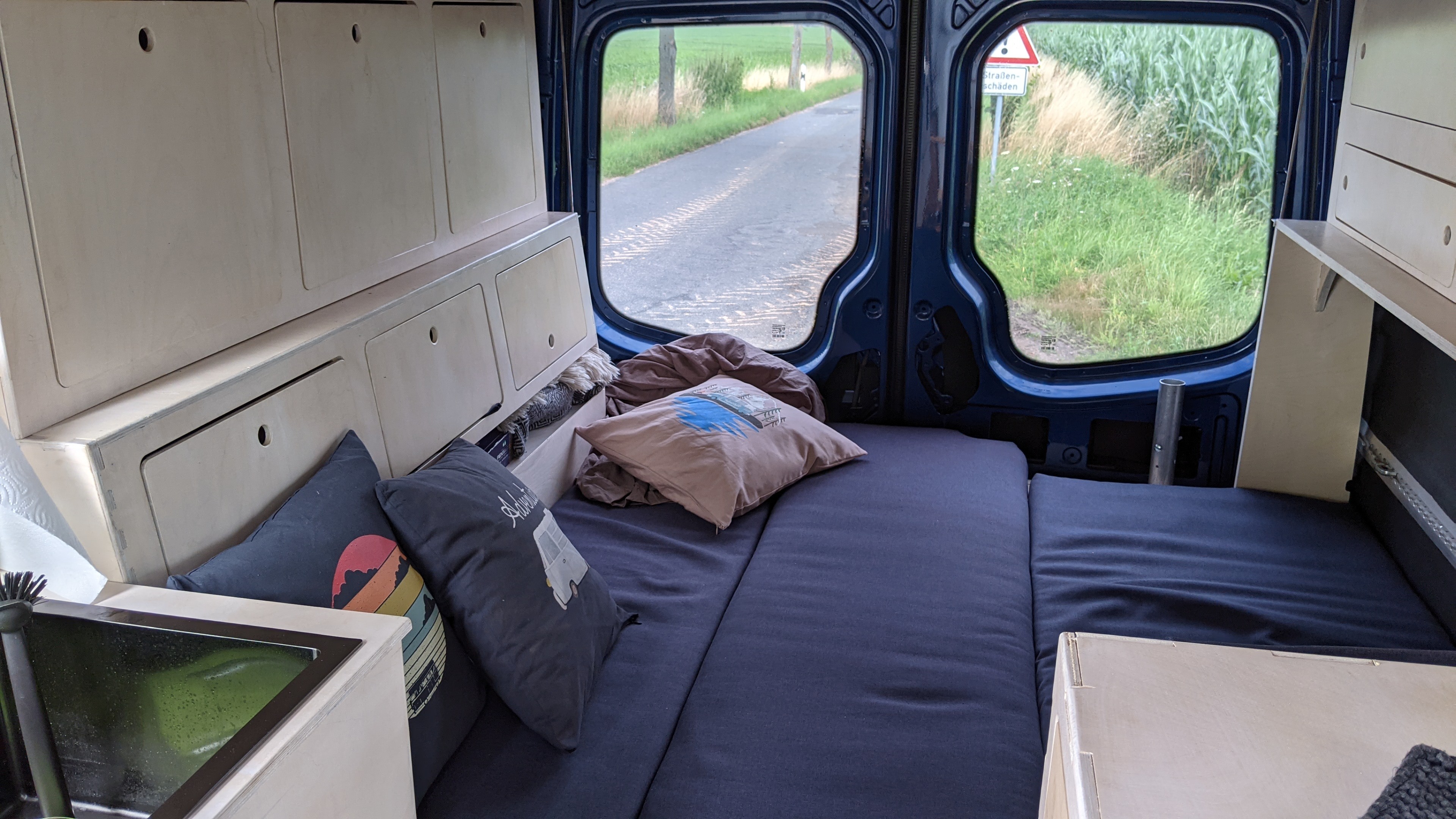 Detailansicht des Mercedes Sprinter Campingbus mit handgefertigter Einrichtung. Familiencamper als Unikat.