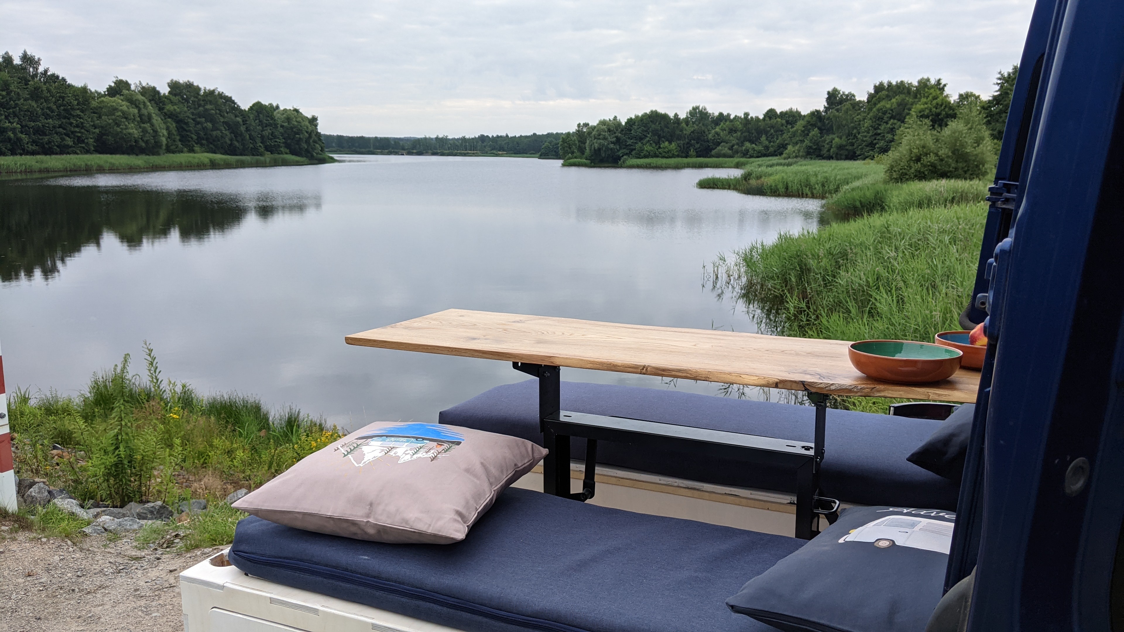 Detailansicht des Mercedes Sprinter Campingbus mit handgefertigter Einrichtung. Familiencamper als Unikat.