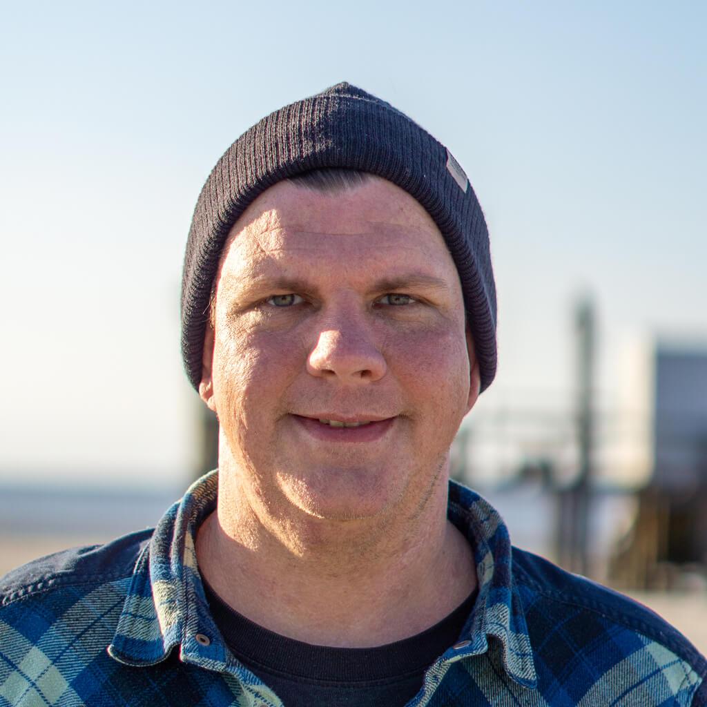 Clemens, einer der drei Stammbrüder, Handwerker mit Leidenschaft für Holz und individuelle Projekte.