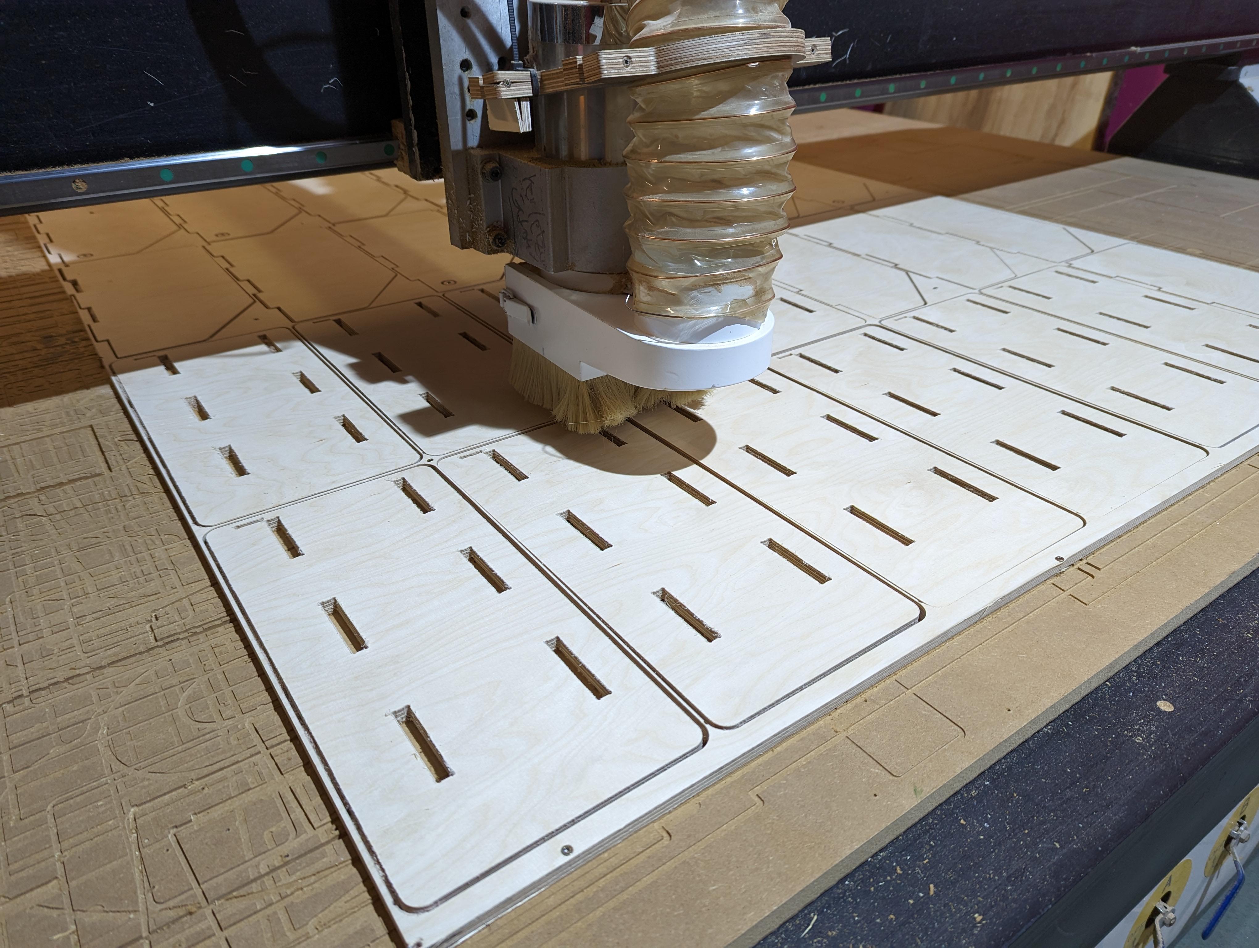 CNC-Fräse bei der Herstellung von Holzteilen. Präzise Fertigung für Prototypen, Einzelteile und Serienproduktion.