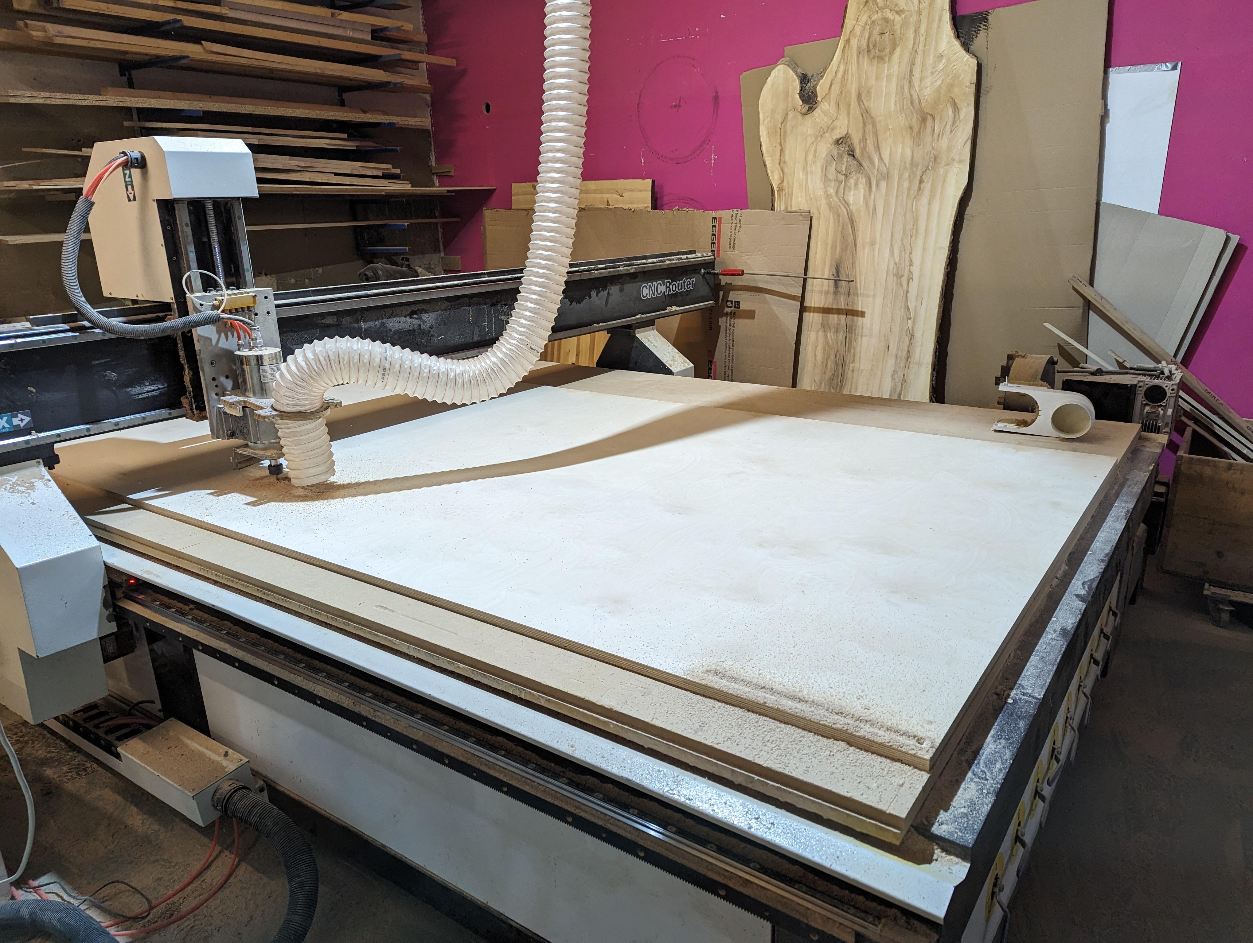 CNC-Fräse in der Produktion von Holzbauteilen. Professionelle CNC-Holzbearbeitung für Projekte in Leipzig.