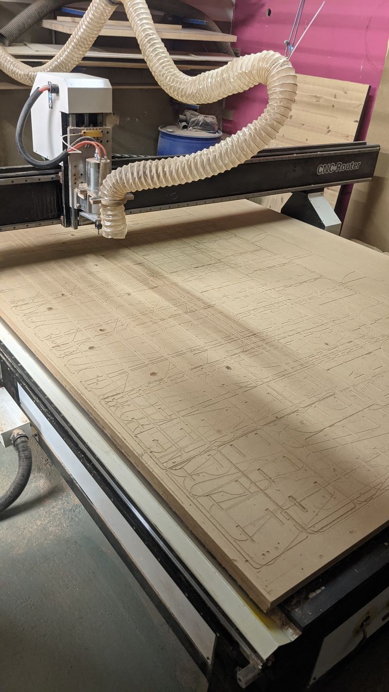 CNC-Fräse fräst präzise Schlitze in Sperrholz. Moderne CNC-Holzbearbeitung für individuelle Projekte in Leipzig.