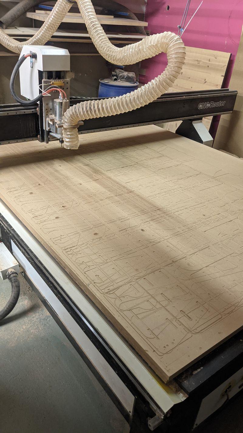 CNC-Fräse fräst präzise Schlitze in Sperrholz. Moderne CNC-Holzbearbeitung für individuelle Projekte in Leipzig.