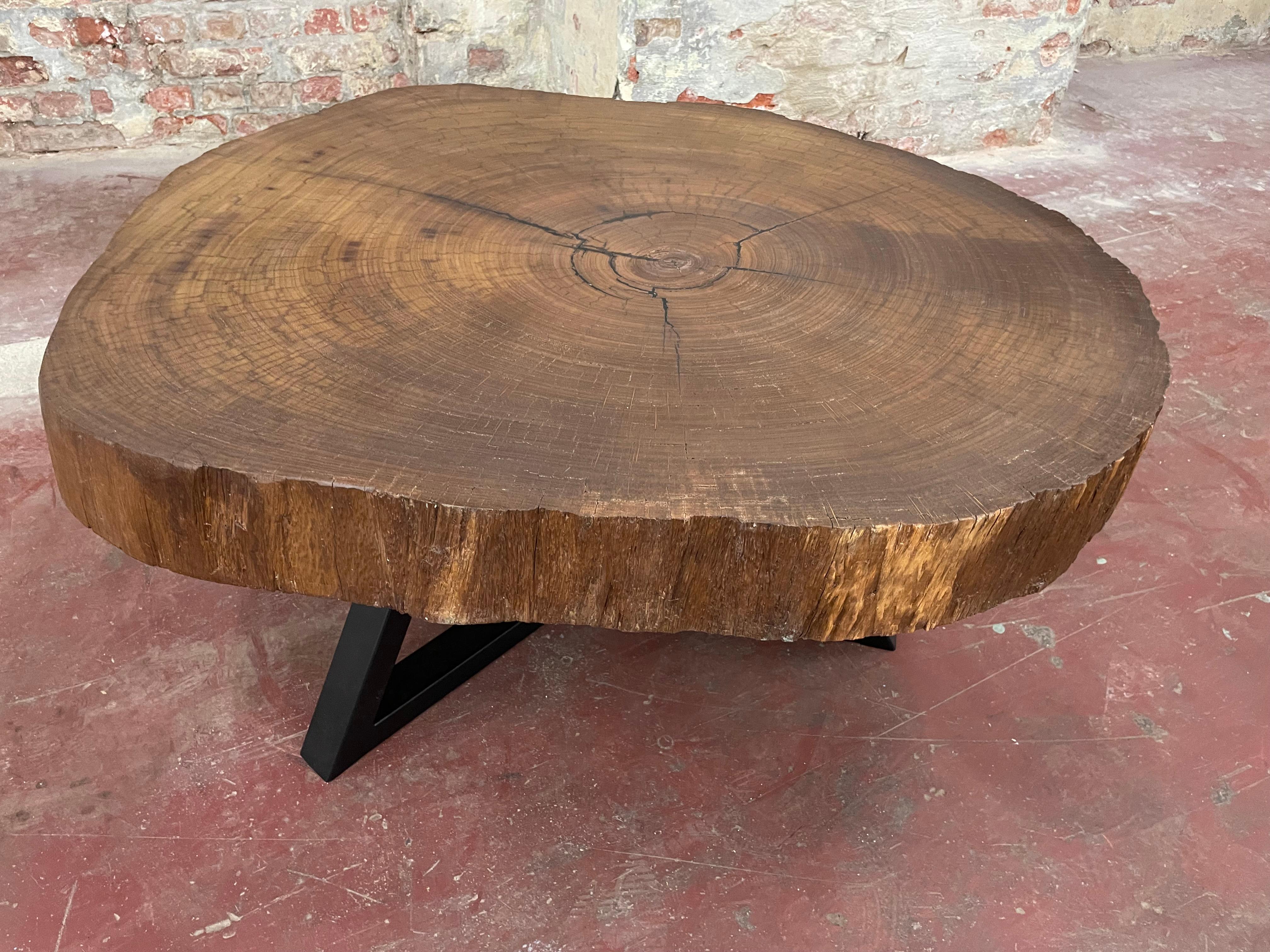 Detailansicht des Bongossi-Couchtisches mit charakteristischer Holzstruktur