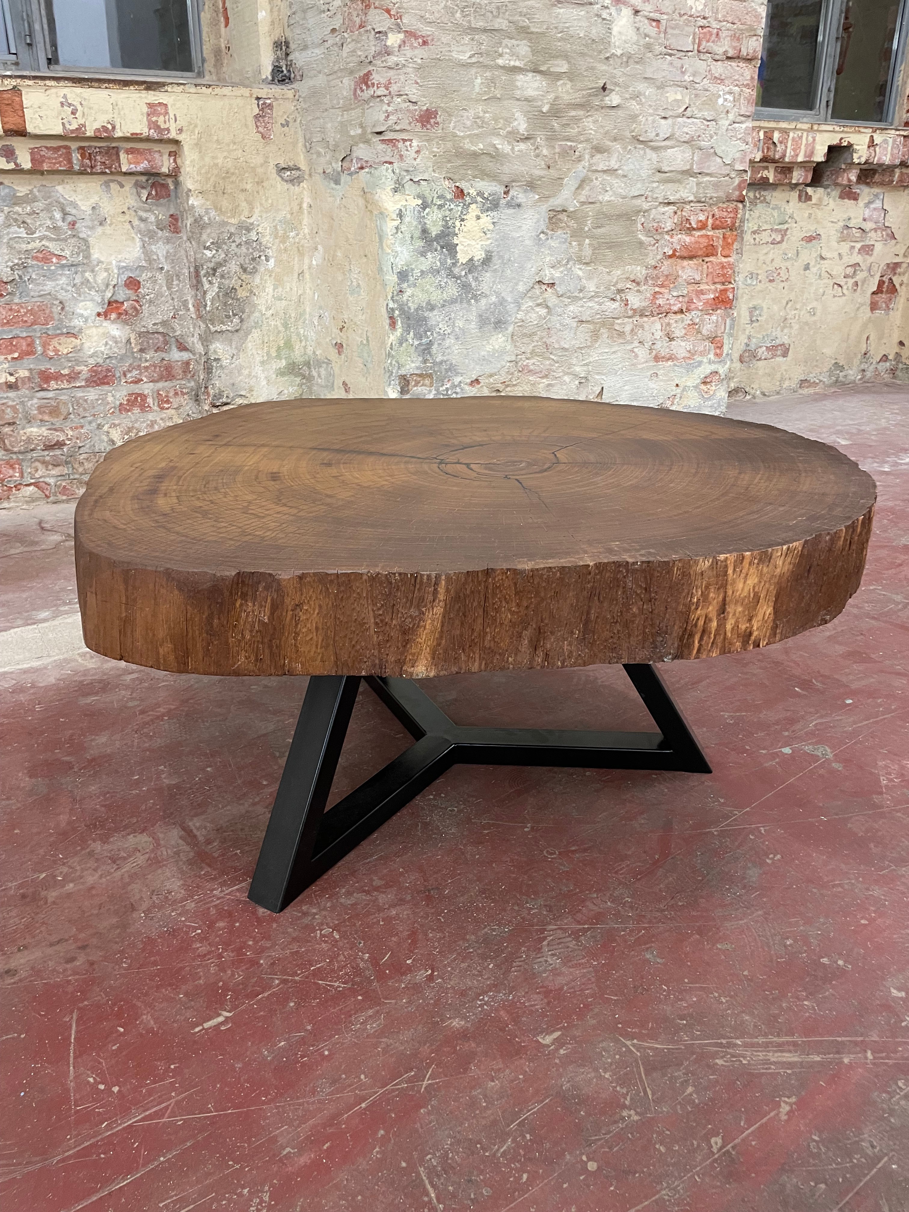 Bongossi-Couchtisch in schräger Perspektive mit massiver Holzplatte