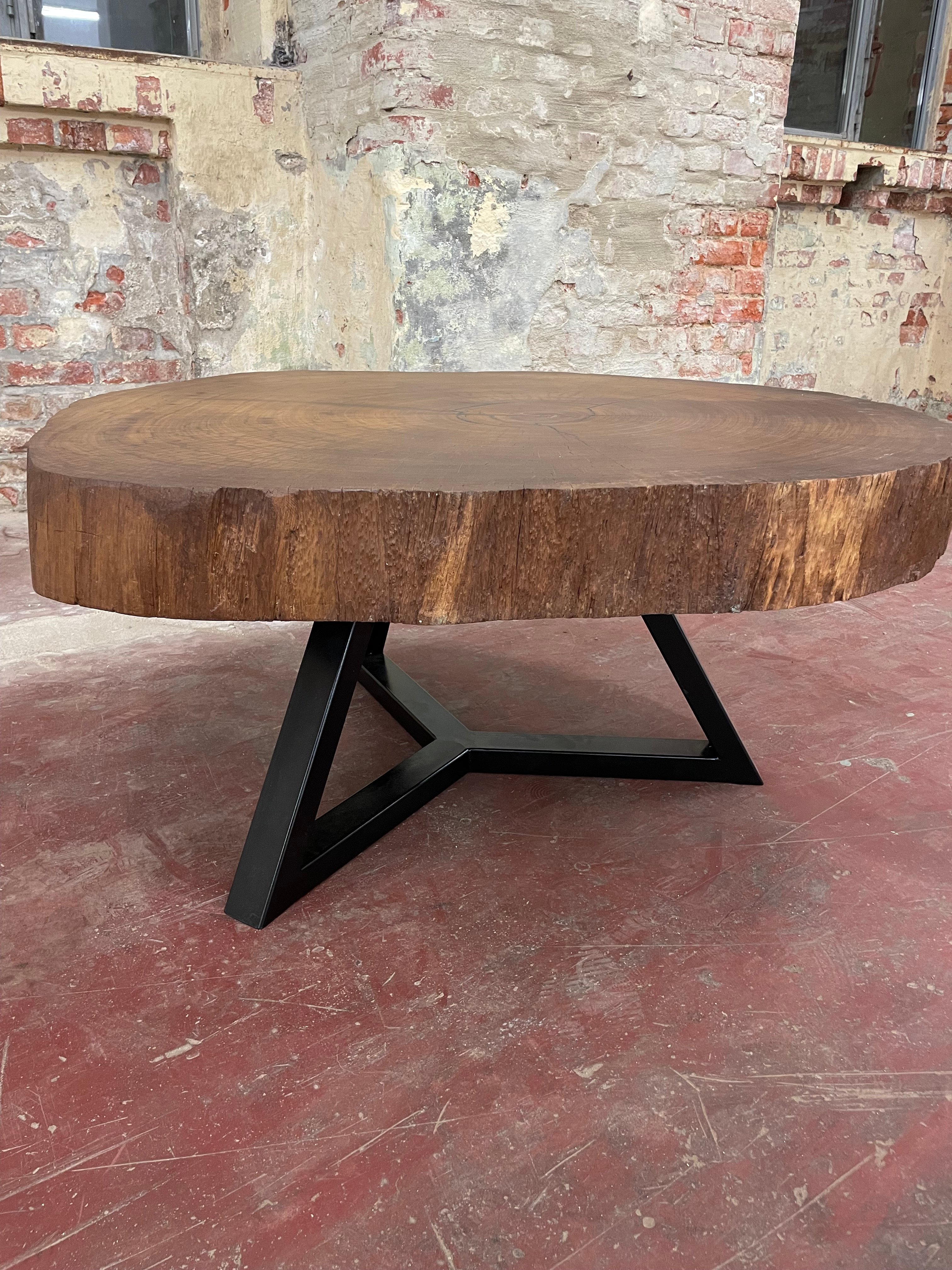 Nahaufnahme der Oberfläche des Bongossi-Couchtisches mit ausgeprägter Maserung