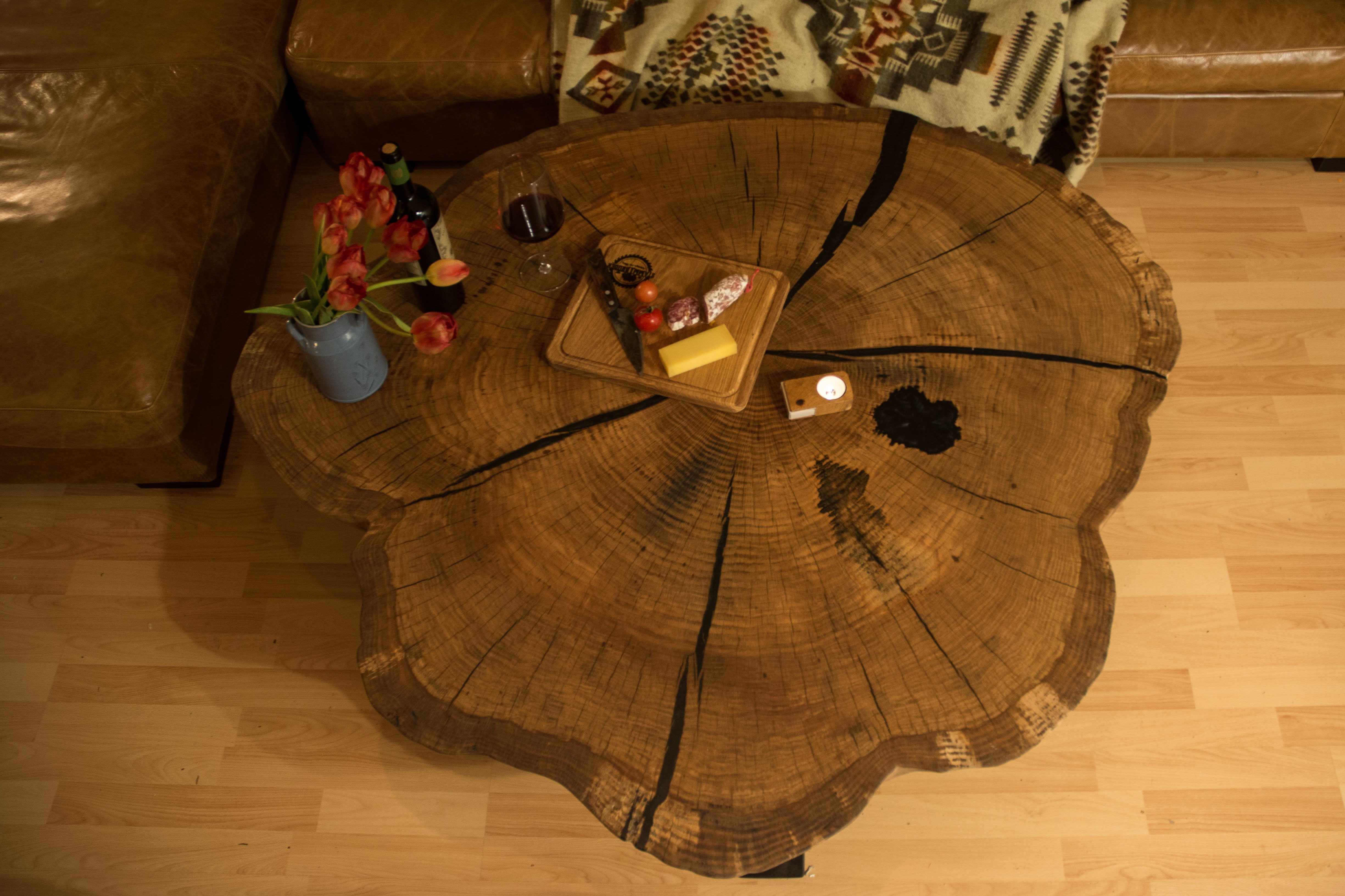 Couchtisch aus massiver Eichenscheibe aus Eiche in Frontansicht mit natürlicher Maserung