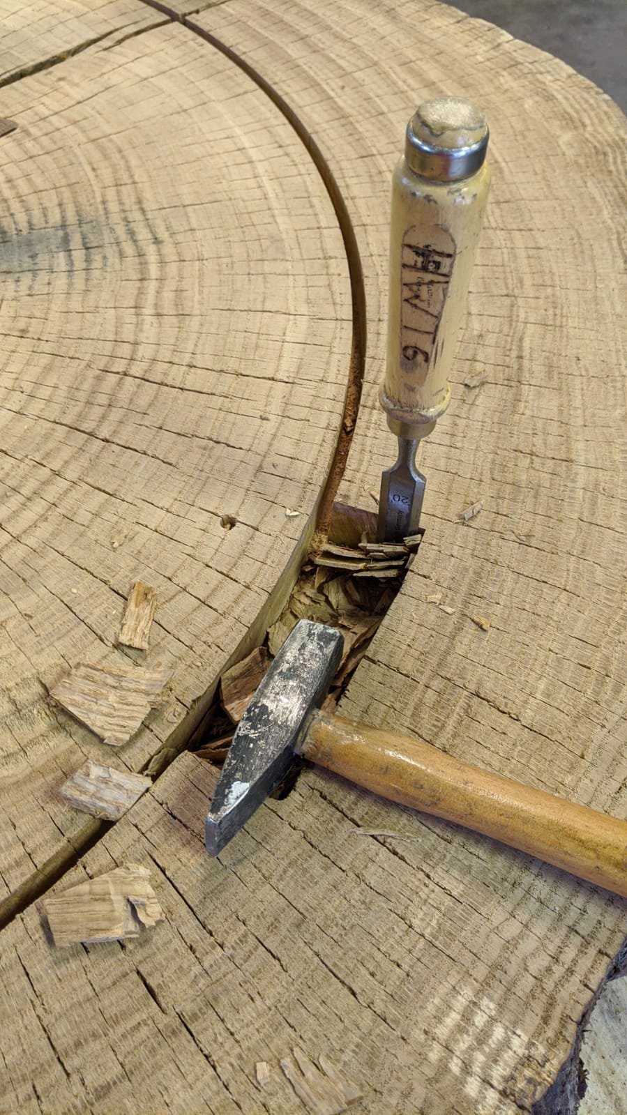 Detailansicht der Epoxy-Reparaturen in schwarzer Farbe für restaurierte Bereiche