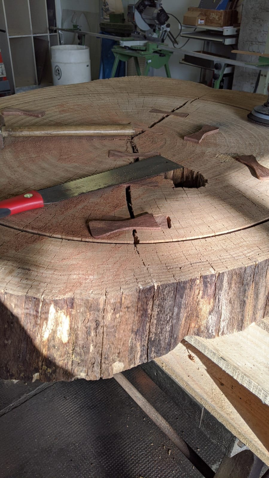 Eichenscheibe mit natürlicher Maserung und handwerklichen Stabilisierungsmaßnahmen