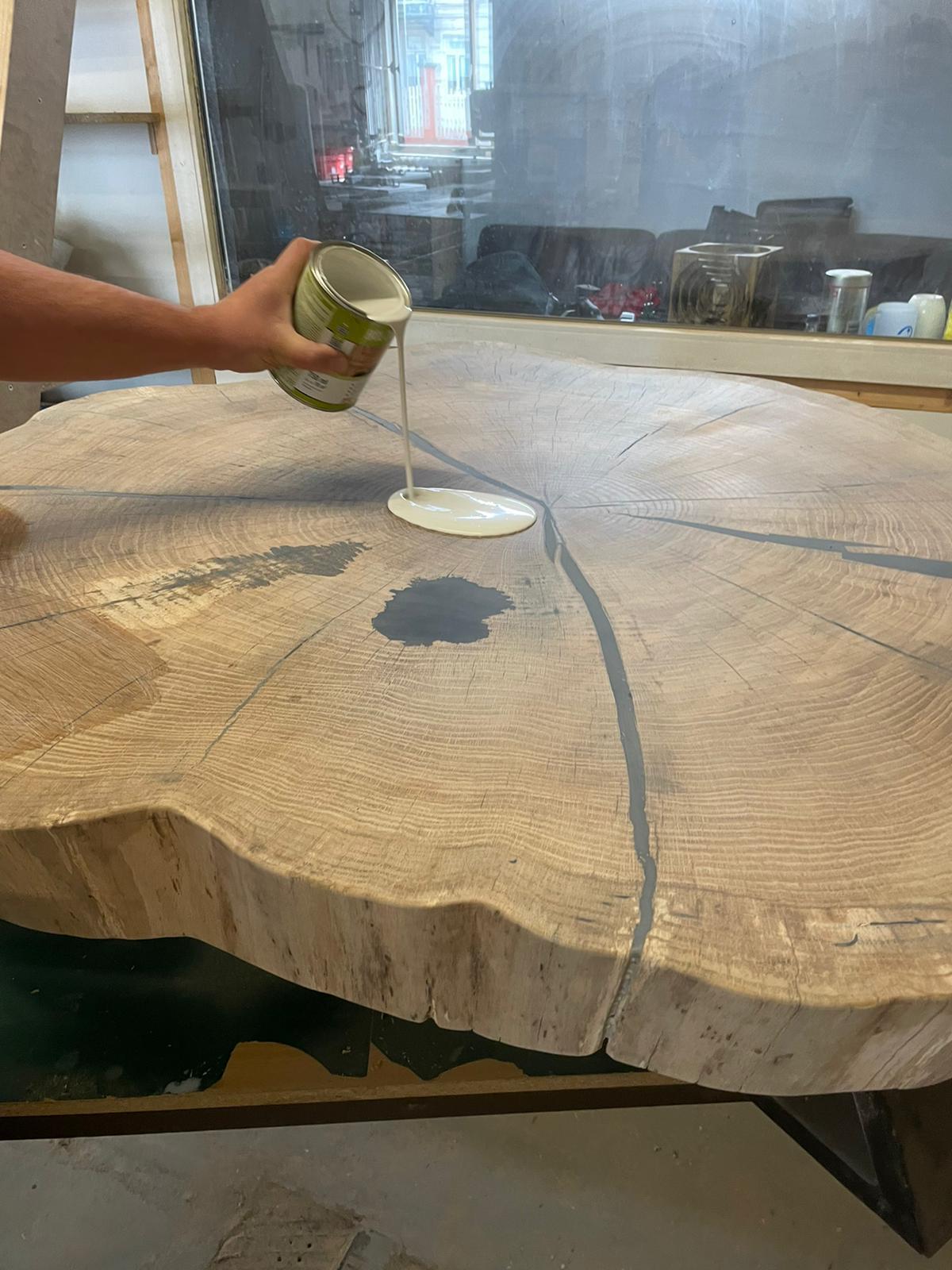 Gesamtansicht des Eichencouchtisches mit massiver Holzplatte und charakteristischer Optik