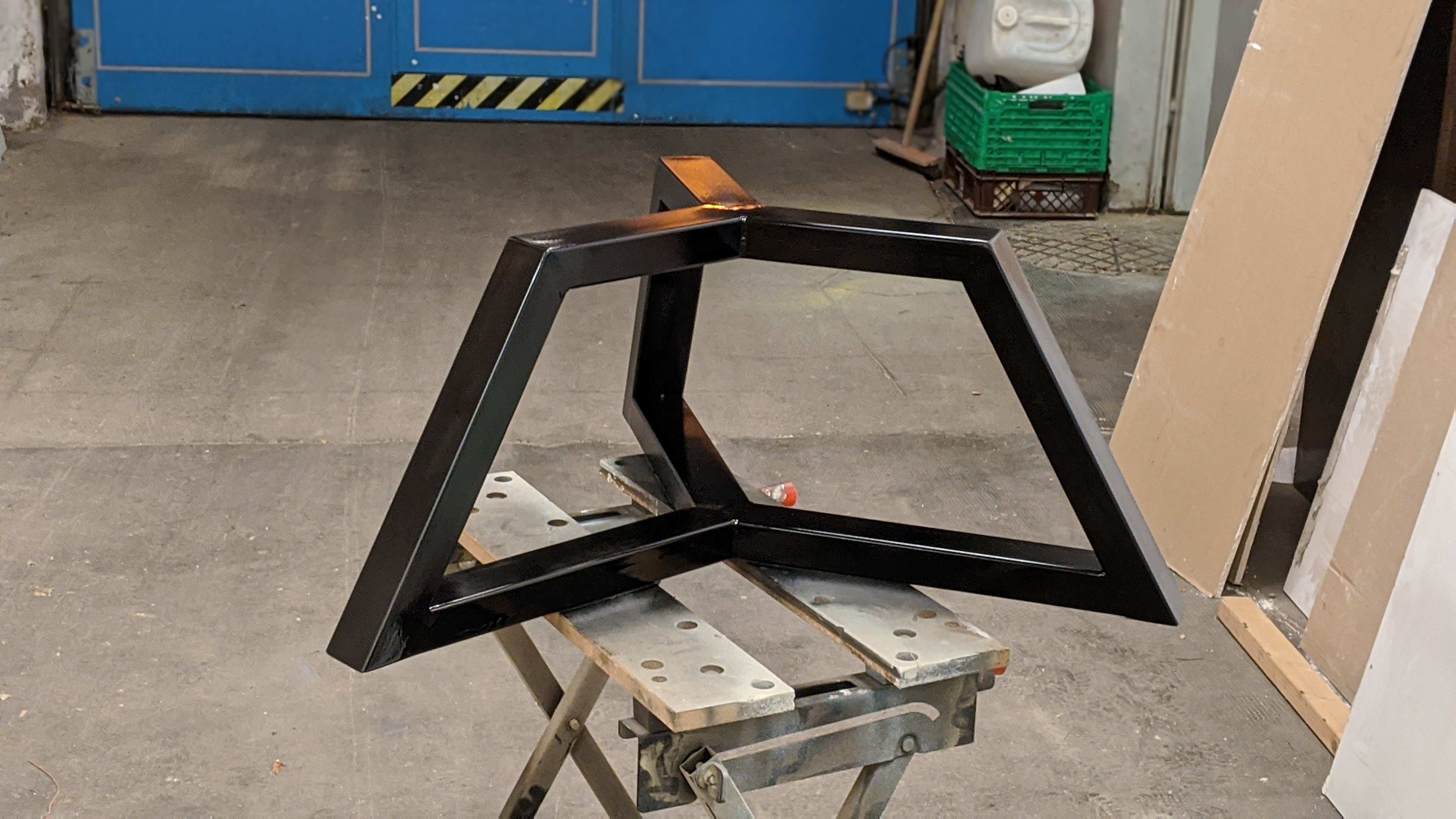 Nahaufnahme der Oberfläche mit Epoxy-Reparaturen und natürlicher Eichenmaserung