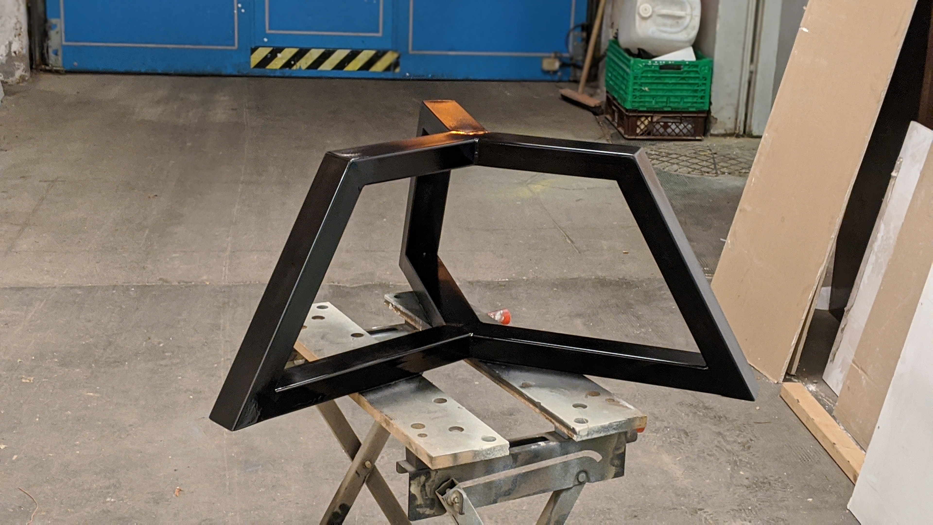 Nahaufnahme der Oberfläche mit Epoxy-Reparaturen und natürlicher Eichenmaserung