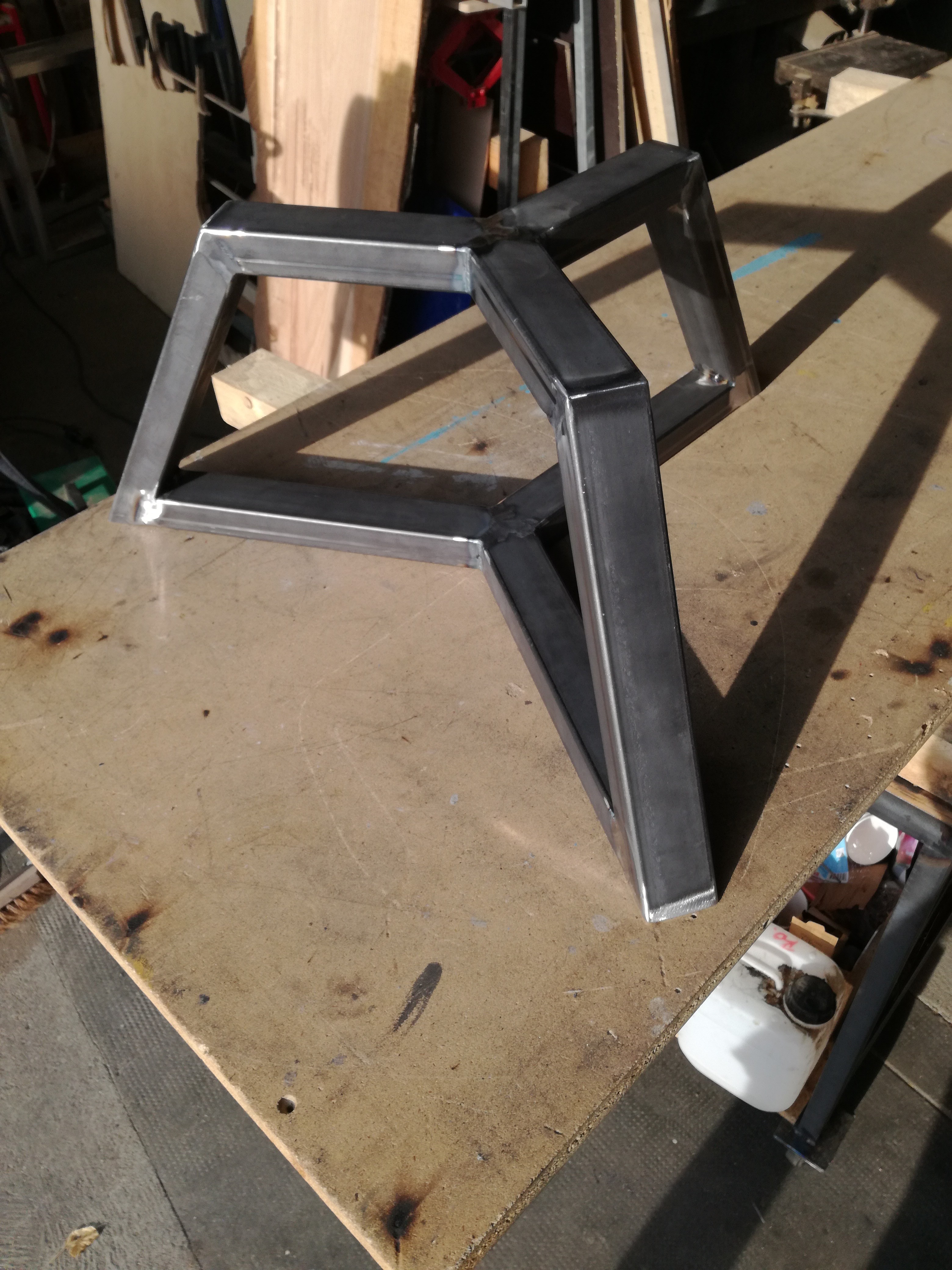 Detailansicht der Butterfly Inlays (Schmetterlingsverbindungen) zur Stabilisierung der Eichenscheibe