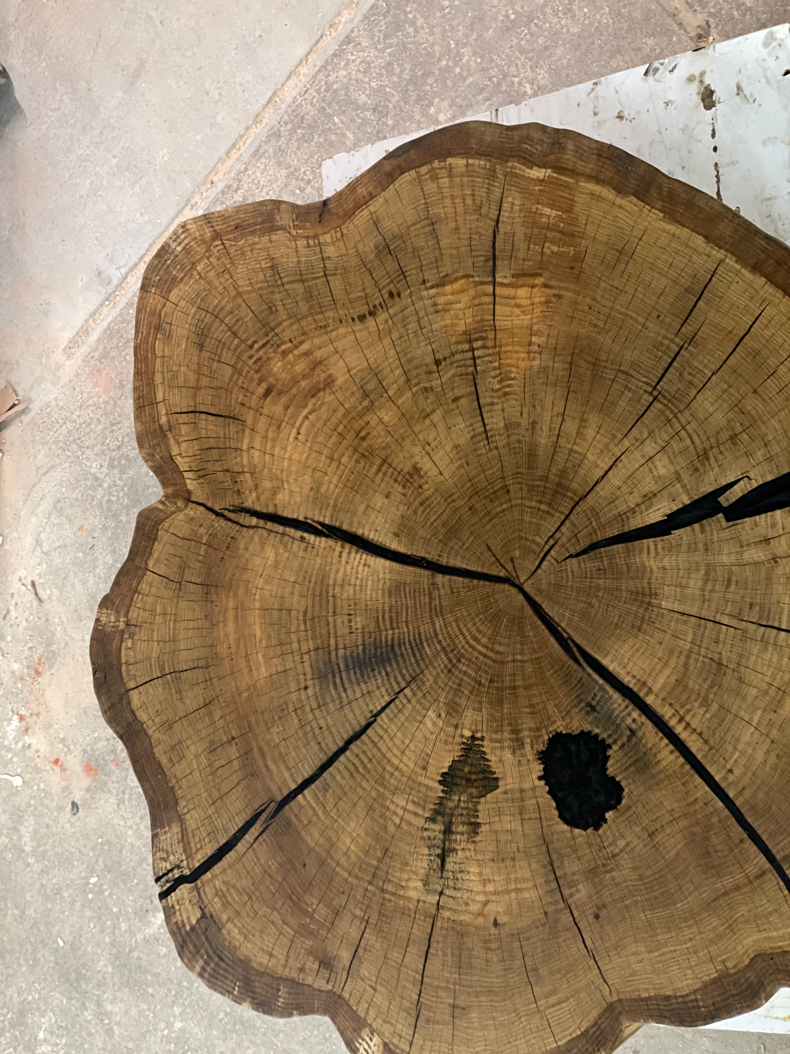 Seitliche Perspektive des Eichencouchtisches mit massiver Holzplatte