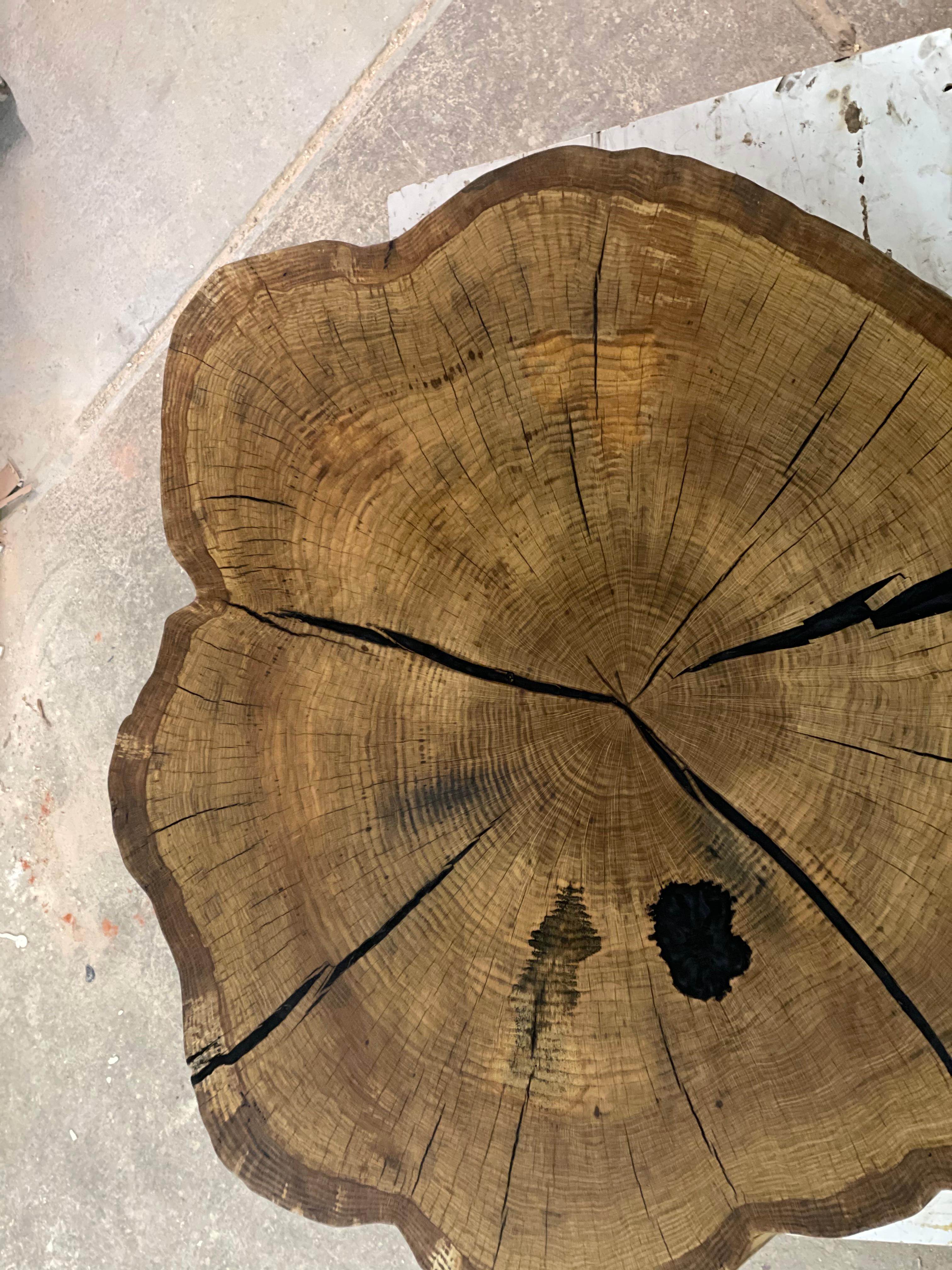 Seitliche Perspektive des Eichencouchtisches mit massiver Holzplatte