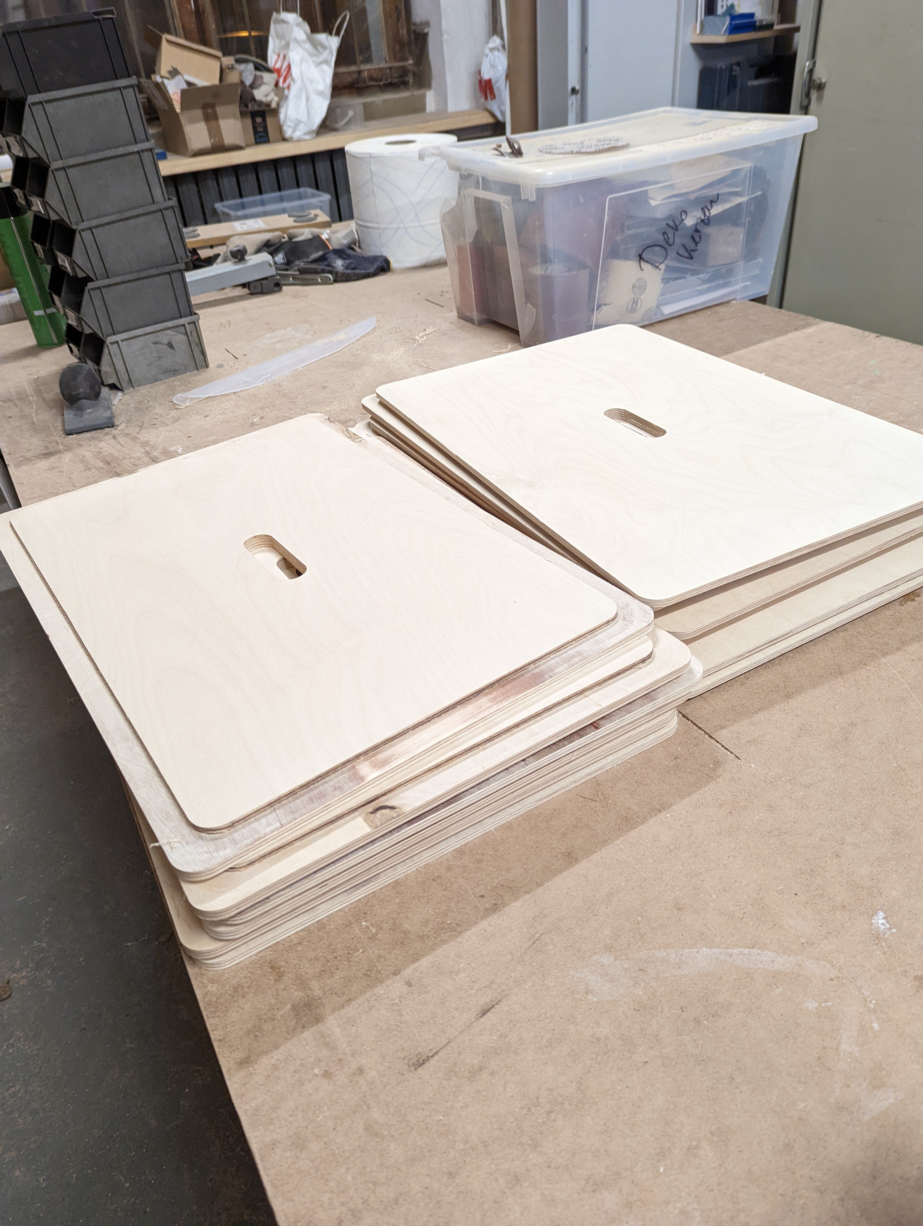 CNC-gefertigter Deckel für Eurobox im Camperausbau. Maßgeschneiderte Holzteile für Campervan-Projekte.