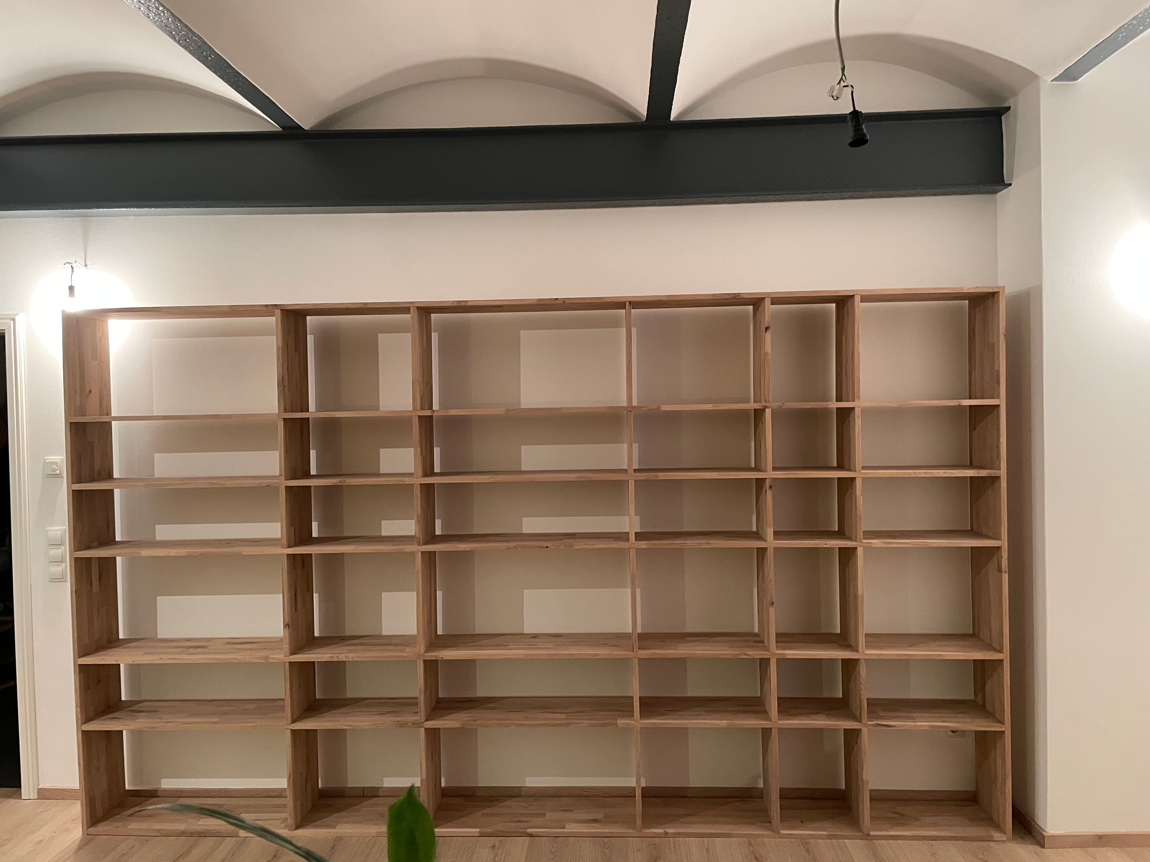 Großformatiges Eichenregal aus Leimholz als Regalsystem. Handgefertigte Maßanfertigung als Unikat.