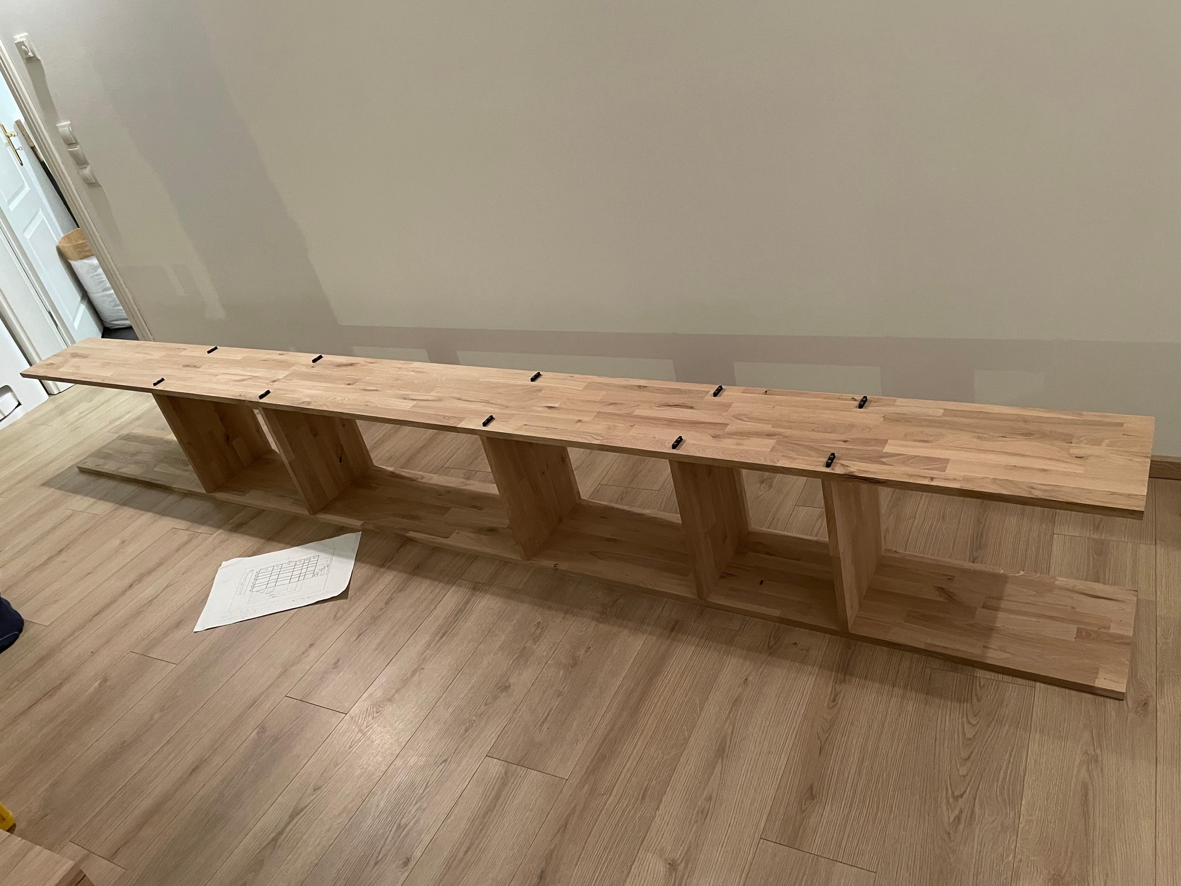 Großformatiges Eichenregal aus Leimholz als Regalsystem. Handgefertigte Maßanfertigung als Unikat.