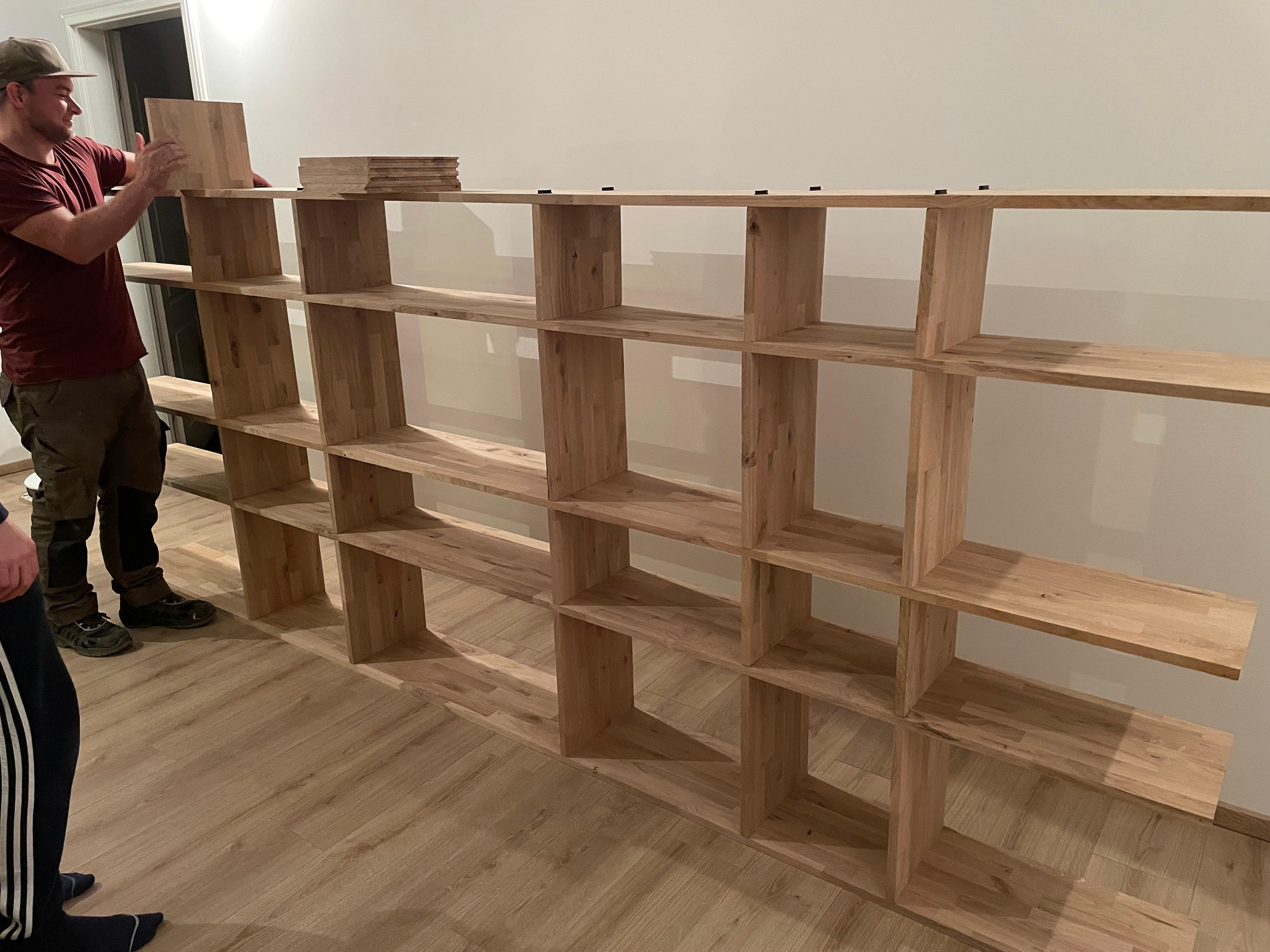 Großformatiges Eichenregal aus Leimholz als Regalsystem. Handgefertigte Maßanfertigung als Unikat.