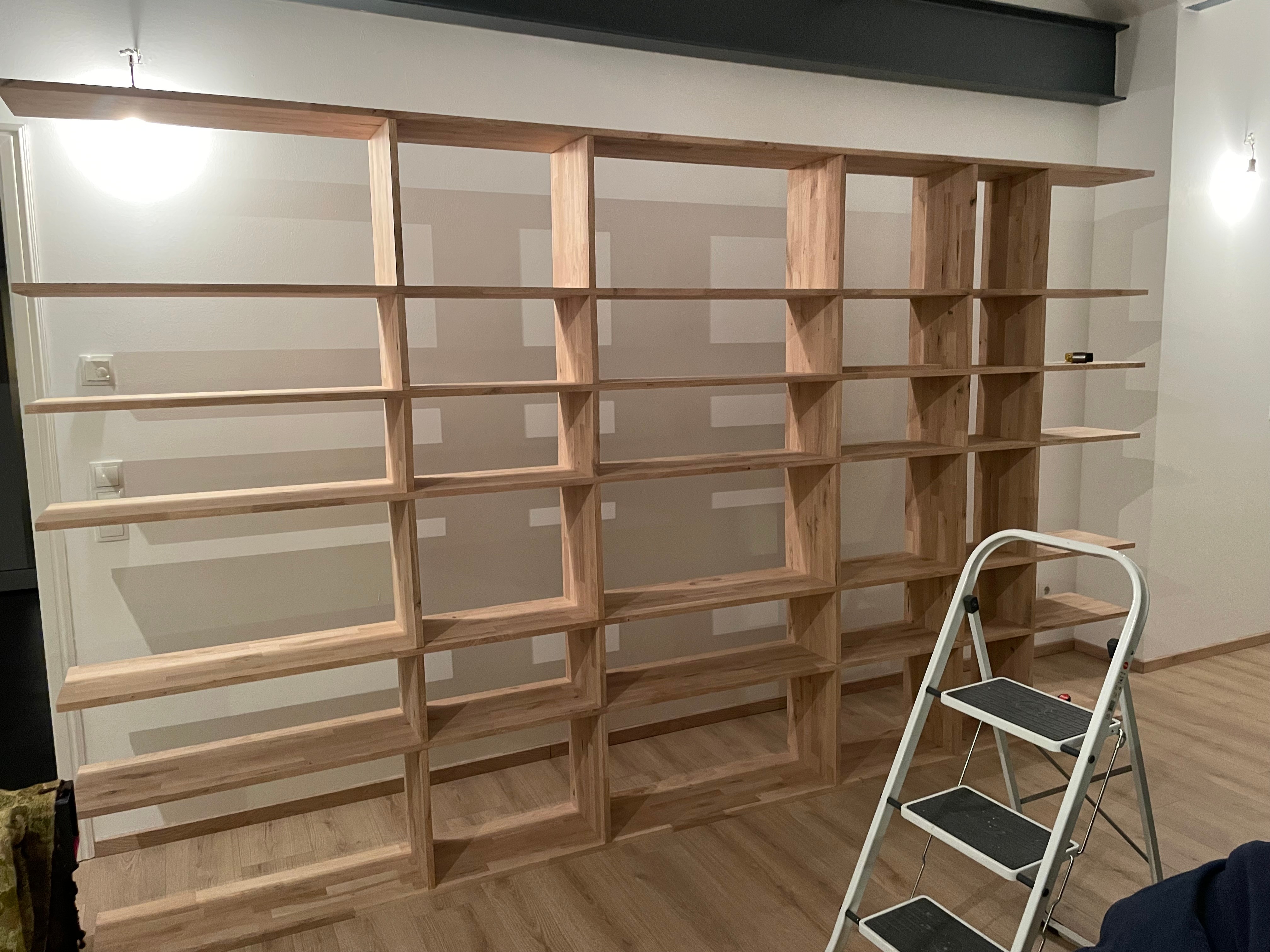 Großformatiges Eichenregal aus Leimholz als Regalsystem. Handgefertigte Maßanfertigung als Unikat.